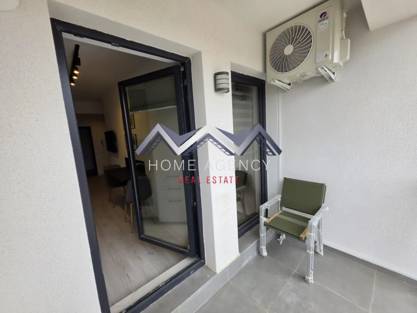 Studio | Otopeni central | prima închiriere - Dacă îți dorești un apartament modern, luminos și aflat la prima închiriere, această proprietate poate fi alegerea ideală pentru tine!

Această garsonieră tip studio este situată într-o zonă liniștită și accesibilă din Otopeni, cu legături rapide către București și principalele puncte de interes din zonă. Poziționată la etajul 2 din 3, locuința oferă un echilibru excelent între confort și funcționalitate.

Zona de zi este organizată sub forma unui open-space cu living și bucătărie, creând un spațiu aerisit și bine luminat natural, cu acces spre balcon. Dormitorul este luminos și confortabil, ideal pentru odihnă, iar baia modernă, dotată cu cabină de duș, completează funcționalitatea locuinței. 

De asemenea, proprietatea beneficiază de loc de parcare dedicat, centrală proprie și încălzire prin pardoseală.

Programează acum o vizionare!