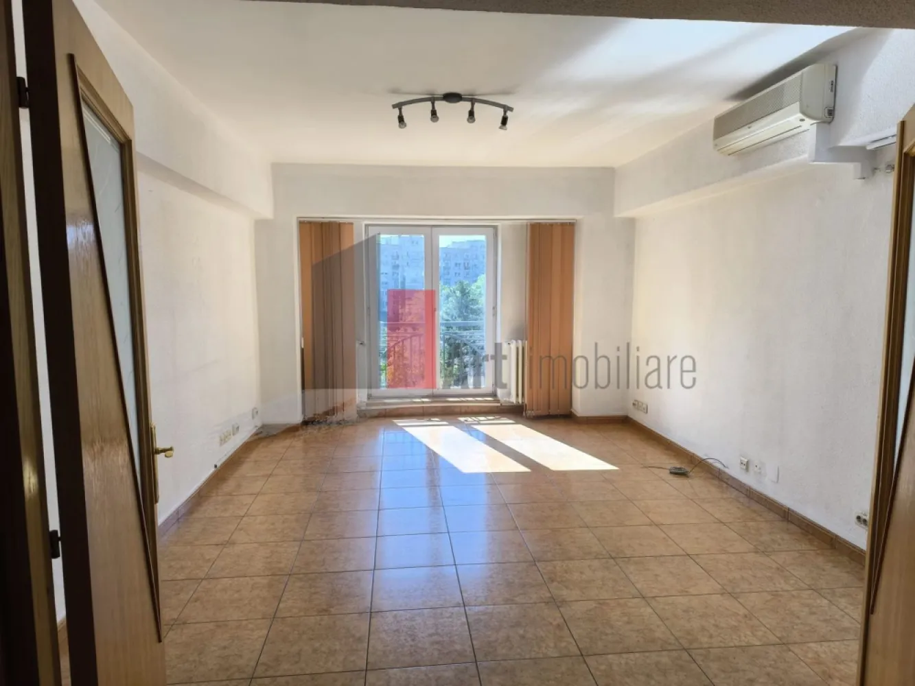 Inchiriere 4 Camere Unirii - Piata Unirii - Va propunem spre inchiriere un spatiu de birouri in suprafata de 100 m.p. , format din 4 camere in zona Unirii - Piata Unirii, Etaj 4/8, decomandat, 2 grupuri sanitare, gresie, faianta, parchet, termopan, 4 aparate de aer conditionat, liber, 20 de metri pana la statia de metrou Unirii