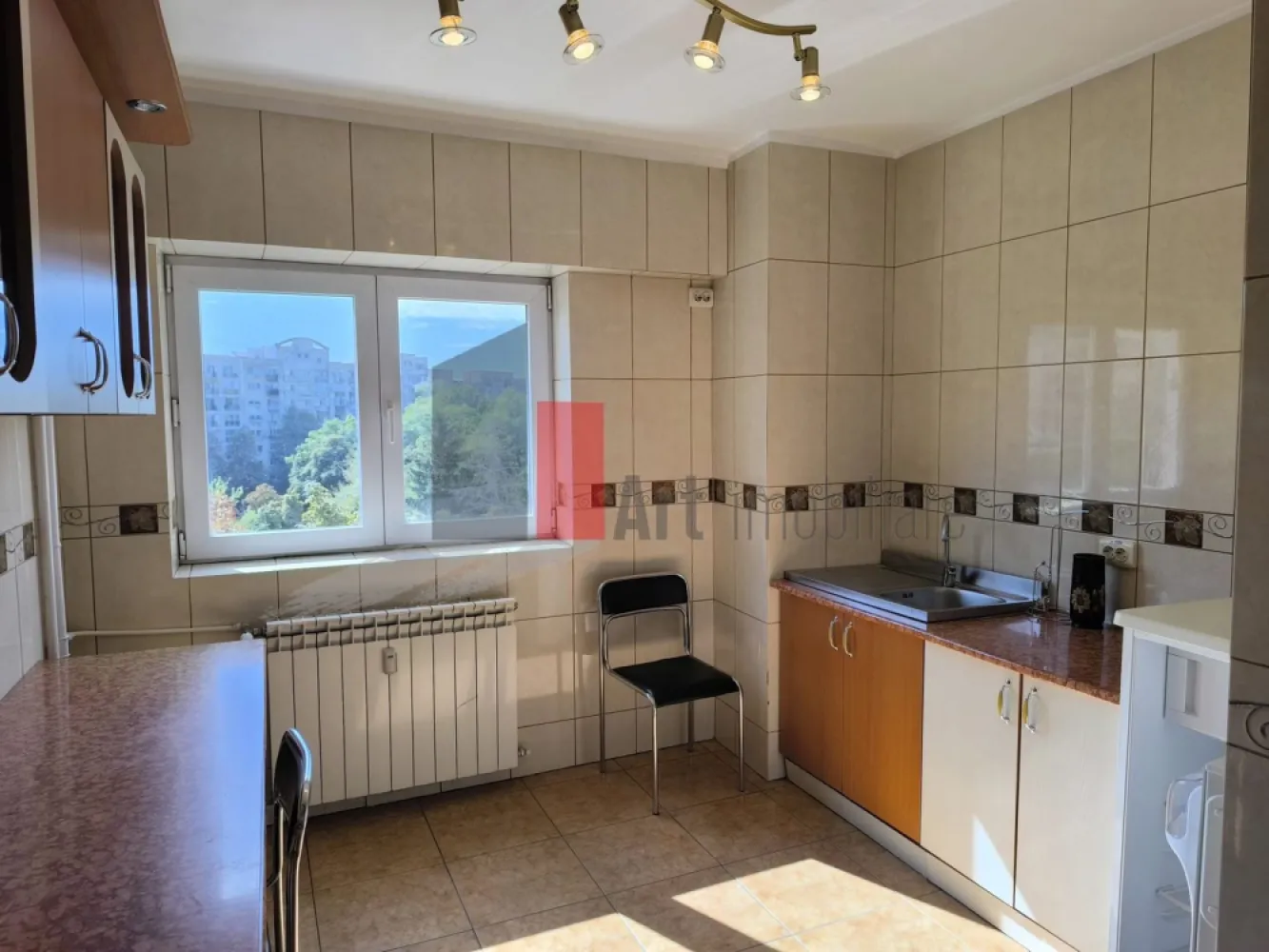 Inchiriere 4 Camere Unirii - Piata Unirii - Va propunem spre inchiriere un spatiu de birouri in suprafata de 100 m.p. , format din 4 camere in zona Unirii - Piata Unirii, Etaj 4/8, decomandat, 2 grupuri sanitare, gresie, faianta, parchet, termopan, 4 aparate de aer conditionat, liber, 20 de metri pana la statia de metrou Unirii