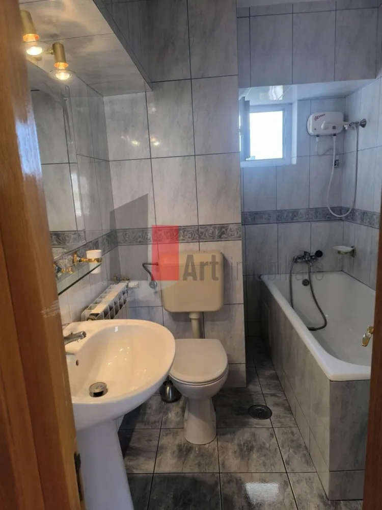 Inchiriere 4 Camere Unirii - Piata Unirii - Va propunem spre inchiriere un spatiu de birouri in suprafata de 100 m.p. , format din 4 camere in zona Unirii - Piata Unirii, Etaj 4/8, decomandat, 2 grupuri sanitare, gresie, faianta, parchet, termopan, 4 aparate de aer conditionat, liber, 20 de metri pana la statia de metrou Unirii