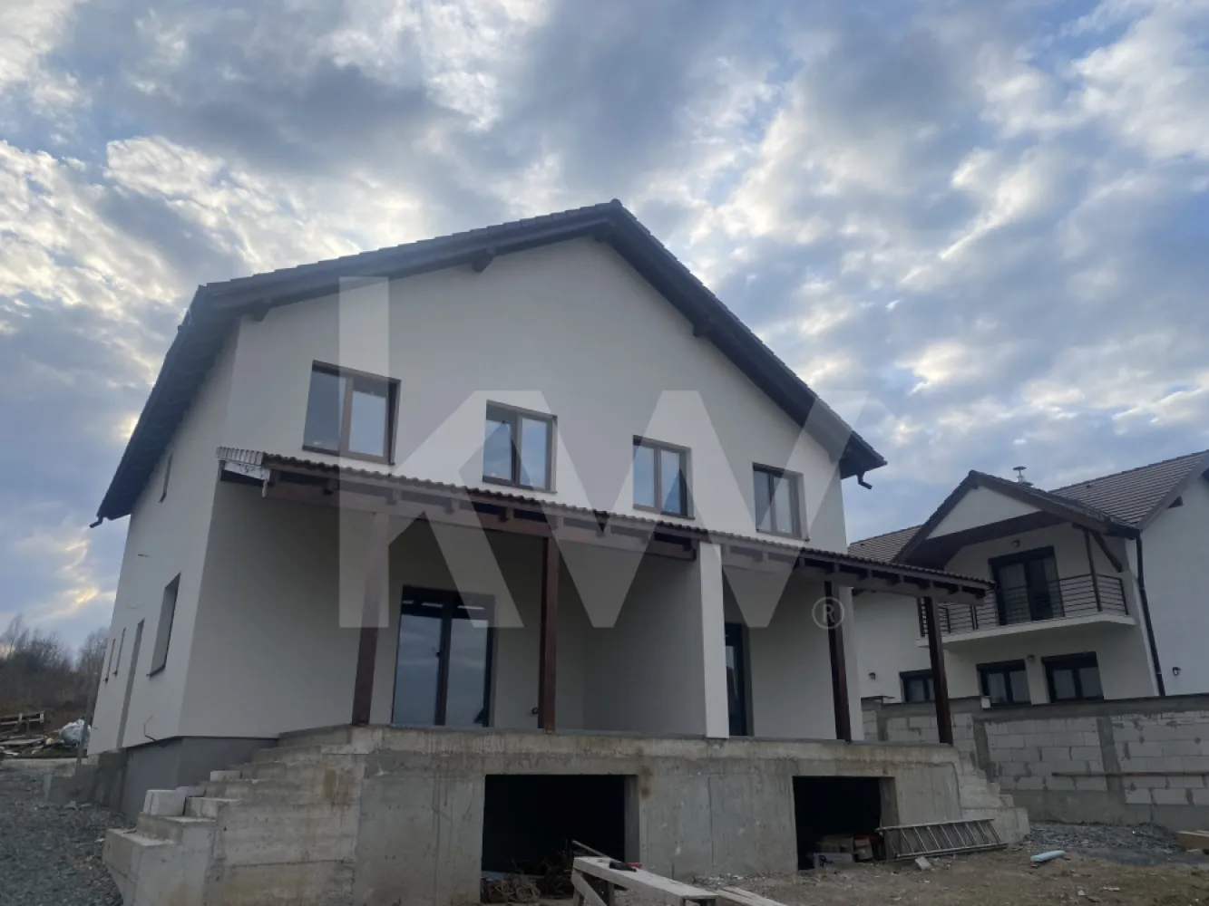 Casa vanzare 4 camere P+1E terasa teren 250mp Sibiu zona Arhitectilor - Casa ta e gata! Nu rata această oportunitate – se vinde ACUM!
Dacă ai căutat o casă nouă, complet finisată, într-o zonă căutată din Sibiu, acum e momentul să acționezi. Nu e doar o ofertă, e o șansă rară: o casă spațioasă, luminoasă, cu finisaje moderne și detalii de calitate superioară – iar predarea este imediată! Proprietatea trebuie vândută, așa că citește cu atenție tot anunțul până la capăt.

Locație: Zona Calea Cisnădiei – Cartierul Arhitecților.
4 camere | 2 băi | 107 mp utili | Construită în 2025 | Predare: La alb sau La cheie.
Compartimentare inteligentă și funcțională.
Parter:
Terasă generoasă de 15,55 mp cu orientare sud-est – perfectă pentru cafeaua de dimineață.
Living luminos de 24,85 mp cu ieșire pe terasă.
Bucătărie separată și spațioasă de 14,30 mp, cu camară dedicată.
Baie cu fereastră – ventilație naturală.
Spațiu de depozitare, hol și casă a scării.

Etaj:
2 dormitoare de câte 12,05 mp.
Dormitor matrimonial de 16,80 mp cu posibilitate de baie proprie și dressing.
Balcon de 3,10 mp.
Baie de 5 mp, hol cu acces spre zona de pod.

Dotări premium incluse:
Încălzire în pardoseală + centrală proprie cu pompă de căldură.
Termopane Salamander – 3 foi de sticlă.
Izolație exterioară + între unități (două rânduri de cărămidă + polistiren).
Tâmplărie PVC, ușă metalică de intrare, pereți finisați cu lavabilă albă.
Acoperiș din țiglă, curte îndreptată, gard montat, zona pentru pivniță.
Instalații finalizate, predare la alb sau la cheie, totul nou și pregătit pentru amenajare sau direct cu posibilitate pentru mutare, depinde pentru ce optezi.

Grăbește-te! Oferta NU va rămâne mult timp disponibilă!
Casele noi, la alb sau la cheie, în această zonă se vând rapid – și nu e o strategie de marketing, e o realitate a pieței. Această proprietate îți oferă spațiu, calitate, confort și siguranță pentru familia ta.

Actele sunt in curs de pregatire, casa e finalizata in scurt timp, tot ce mai lipsește e noul proprietar.

Contactează acum pentru vizionare – nu lăsa această oportunitate să fie cumpărată de altcineva!

