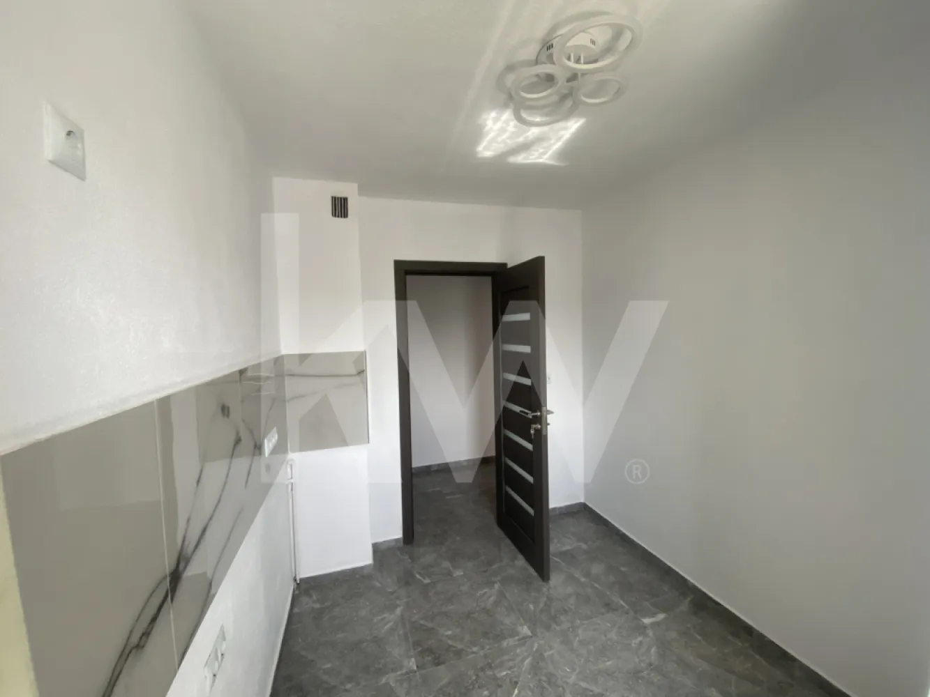 Apartament 2 camere renovat balcon 75500 € Ideal Locuinta - Investitie - Va propunem spre vanzare un apartament cu 2 camere, recent renovat, situat intr-una dintre cele mai cautate si bine cotate zone ale orasului: Mihai Viteazul. Proprietatea este pozitionata la etajul 4 al unui imobil cu regim de inaltime P+4, oferind liniste si o priveliste degajata, fiind gata pentru mutare imediata.

Compartimentare si Dotari
Apartamentul are o suprafata utila de aproximativ 38 mp utili si o compartimentare functionala, gandita pentru a maximiza spatiul disponibil:

Zona de zi: 2 camere luminoase, configurate semidecomandat.
Bucatarie separata, baie, 2 holuri de acces si o debara utila pentru depozitare.
Exterior: Balcon inchis si pivnita proprie la subsolul blocului.

Imbunatatirile recente asigura un confort termic si fonic ridicat:
Centrala termica proprie si calorifere noi.
Izolatie exterioara a imobilului.
Ferestre cu geam termopan si tamplarie PVC.
Usa metalica la intrare.
Conectivitate moderna: Internet prin fibra optica si cablu TV.

Avantaje si Localizare
Datorita amplasamentului in zona Rahovei, proprietatea beneficiaza de acces facil catre toate punctele de interes urban: unitati de invatamant (gradinite, scoli), zone comerciale variate, piete si statii de transport in comun sau taxi.

Pentru un investitor, acest apartament reprezinta o oportunitate excelenta de inchiriere rapida datorita cererii ridicate din zona. Pentru cei care cauta o locuinta proprie, imobilul ofera avantajul unui spatiu renovat, gata de mobilat dupa bunul plac.

Imobilul este liber de sarcini, cu documentatia la zi, si se accepta plata prin orice tip de credit bancar (Ipotecar sau Noua Casa).

Pentru mai multe detalii sau pentru a programa o vizionare, va rugam sa ne contactati telefonic. Nu ratati ocazia de a achizitiona o proprietate corecta intr-o locatie premium!