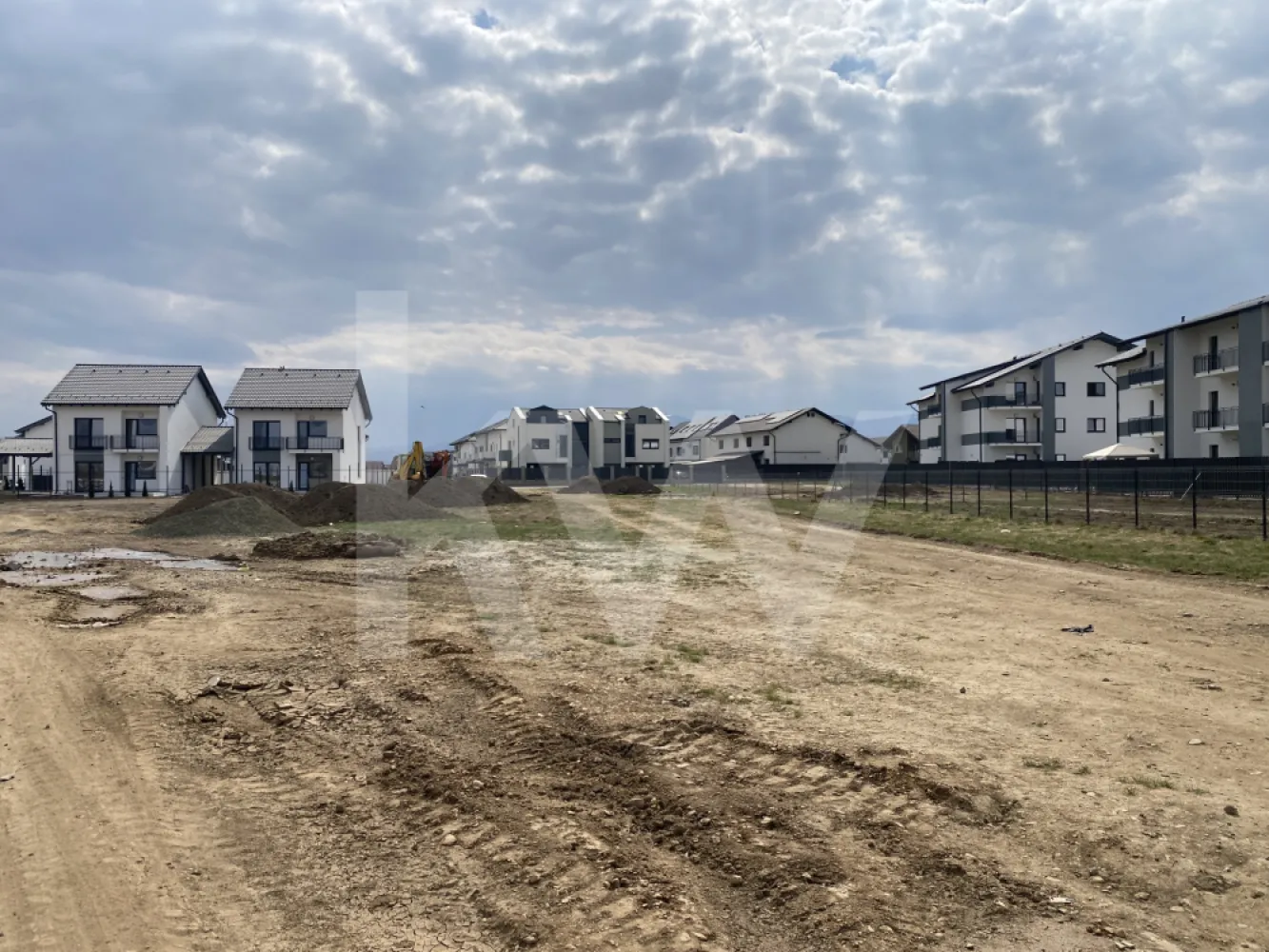 Teren pentru casa individuala in Selimbar - acces auto S+P+1E+ER 331mp - Vand teren intravilan in suprafata de 456 mp, situat in comuna Selimbar, zona aflata in plina dezvoltare. Proprietatea dispune de toate actele la zi, fiind intabulata pe persoana juridica, libera de sarcini si pregatita pentru transferul de proprietate.  

Terenul este incadrat ca arabil intravilan si beneficiaza de un Certificat de Urbanism recent, emis in decembrie 2025, pentru construirea a doua locuinte unifamiliale cuplate (duplex). Indicatorii urbanistici permit un regim de inaltime de S+P+1E+M/Er, cu un coeficient de utilizare al terenului (CUT) de 1.4 si un procent de ocupare (POT) de 35%. Utilitatile sunt disponibile prin racordare la reteaua existenta in zona.  
Aceasta proprietate reprezinta o oportunitate atat pentru cei care doresc sa isi construiasca o locuinta individuala, cat si pentru dezvoltatori sau investitori, avand in vedere pozitionarea si reglementarile urbanistice favorabile. 

Pretul si alte detalii suplimentare pot fi discutate telefonic sau in cadrul unei intalniri.
