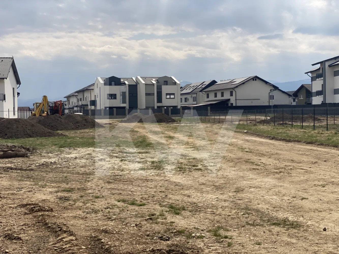 Teren pentru casa individuala in Selimbar - acces auto S+P+1E+ER 331mp - Vand teren intravilan in suprafata de 456 mp, situat in comuna Selimbar, zona aflata in plina dezvoltare. Proprietatea dispune de toate actele la zi, fiind intabulata pe persoana juridica, libera de sarcini si pregatita pentru transferul de proprietate.  

Terenul este incadrat ca arabil intravilan si beneficiaza de un Certificat de Urbanism recent, emis in decembrie 2025, pentru construirea a doua locuinte unifamiliale cuplate (duplex). Indicatorii urbanistici permit un regim de inaltime de S+P+1E+M/Er, cu un coeficient de utilizare al terenului (CUT) de 1.4 si un procent de ocupare (POT) de 35%. Utilitatile sunt disponibile prin racordare la reteaua existenta in zona.  
Aceasta proprietate reprezinta o oportunitate atat pentru cei care doresc sa isi construiasca o locuinta individuala, cat si pentru dezvoltatori sau investitori, avand in vedere pozitionarea si reglementarile urbanistice favorabile. 

Pretul si alte detalii suplimentare pot fi discutate telefonic sau in cadrul unei intalniri.