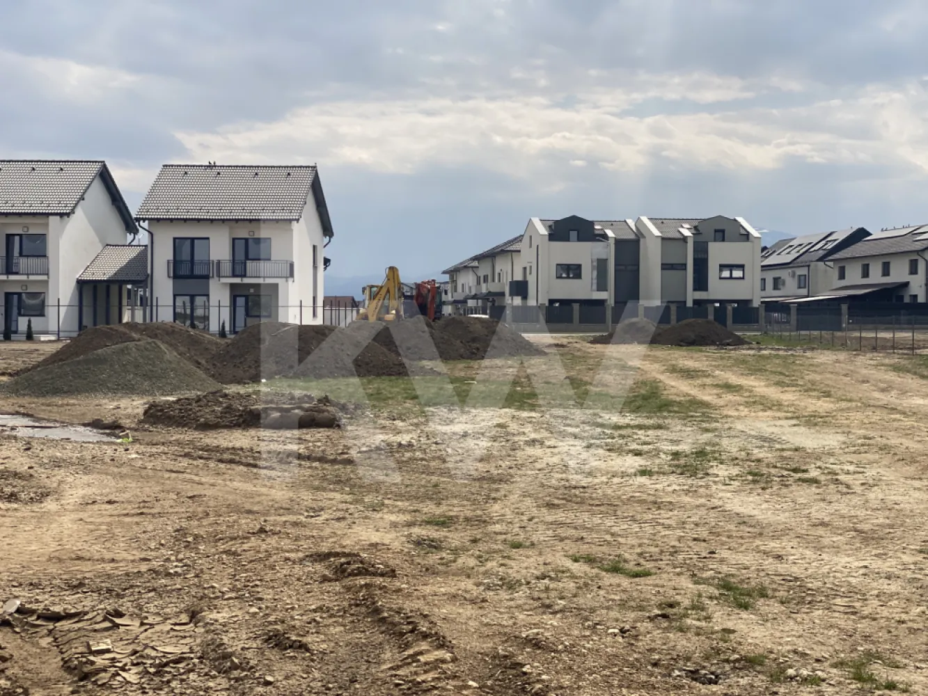 Teren pentru casa individuala in Selimbar - acces auto S+P+1E+ER 331mp - Vand teren intravilan in suprafata de 456 mp, situat in comuna Selimbar, zona aflata in plina dezvoltare. Proprietatea dispune de toate actele la zi, fiind intabulata pe persoana juridica, libera de sarcini si pregatita pentru transferul de proprietate.  

Terenul este incadrat ca arabil intravilan si beneficiaza de un Certificat de Urbanism recent, emis in decembrie 2025, pentru construirea a doua locuinte unifamiliale cuplate (duplex). Indicatorii urbanistici permit un regim de inaltime de S+P+1E+M/Er, cu un coeficient de utilizare al terenului (CUT) de 1.4 si un procent de ocupare (POT) de 35%. Utilitatile sunt disponibile prin racordare la reteaua existenta in zona.  
Aceasta proprietate reprezinta o oportunitate atat pentru cei care doresc sa isi construiasca o locuinta individuala, cat si pentru dezvoltatori sau investitori, avand in vedere pozitionarea si reglementarile urbanistice favorabile. 

Pretul si alte detalii suplimentare pot fi discutate telefonic sau in cadrul unei intalniri.