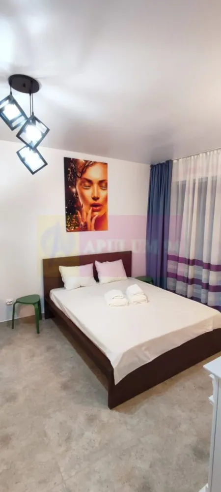 Studio de vanzare in Sinaia, investitie in turism - INVESTIȚIE PREMIUM ÎN INIMA MUNTELUI!

Agentia Imobiliară Mervani vă propune spre vânzare un studio elegant, situat la etajul 2 al unui complex rezidențial modern, conceput pentru confort, relaxare și profitabilitate.

Suprafață utilă: 40 mp
Dormitor
Bucătărie
Baie
Terasă cu priveliște deosebită

Complexul oferă facilități premium:
Centru SPA
Restaurant
Sală de fitness

Studio-ul se vinde complet mobilat și utilat, fiind pregătit atât pentru locuire imediată, cât și pentru exploatare în regim hotelier.

Avantaje:
Certificat de clasificare emis de Ministerul Turismului
Posibilitate de închiriere în regim hotelier
Investiție ideală pentru venit pasiv
Complex cu facilități premium
Loc de parcare privat (se achiziționează separat)
Compartimentare eficientă
Mobilat și utilat complet

Fie că îți dorești o locuință de vacanță la munte sau o investiție cu randament excelent, această proprietate reprezintă alegerea ideală!

Detalii și vizionări:
Agentia Imobiliară Mervani - 0729.935.536