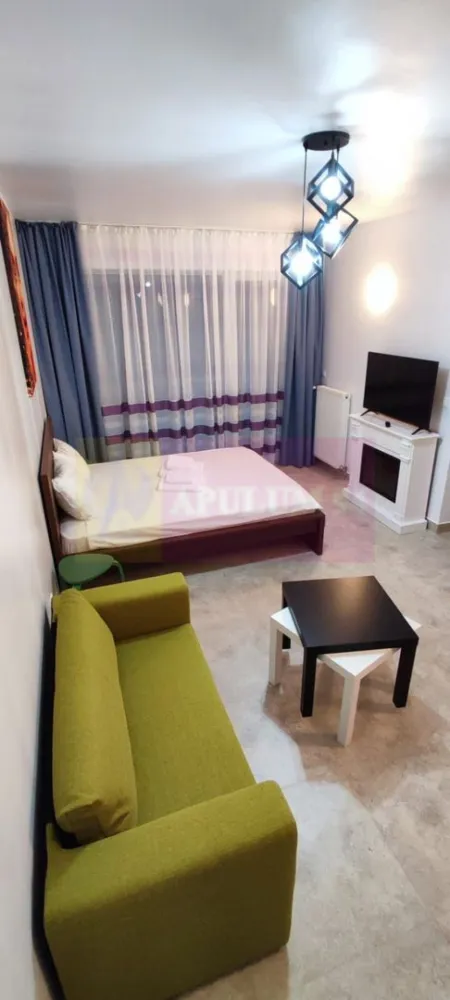 Studio de vanzare in Sinaia, investitie in turism - INVESTIȚIE PREMIUM ÎN INIMA MUNTELUI!

Agentia Imobiliară Mervani vă propune spre vânzare un studio elegant, situat la etajul 2 al unui complex rezidențial modern, conceput pentru confort, relaxare și profitabilitate.

Suprafață utilă: 40 mp
Dormitor
Bucătărie
Baie
Terasă cu priveliște deosebită

Complexul oferă facilități premium:
Centru SPA
Restaurant
Sală de fitness

Studio-ul se vinde complet mobilat și utilat, fiind pregătit atât pentru locuire imediată, cât și pentru exploatare în regim hotelier.

Avantaje:
Certificat de clasificare emis de Ministerul Turismului
Posibilitate de închiriere în regim hotelier
Investiție ideală pentru venit pasiv
Complex cu facilități premium
Loc de parcare privat (se achiziționează separat)
Compartimentare eficientă
Mobilat și utilat complet

Fie că îți dorești o locuință de vacanță la munte sau o investiție cu randament excelent, această proprietate reprezintă alegerea ideală!

Detalii și vizionări:
Agentia Imobiliară Mervani - 0729.935.536