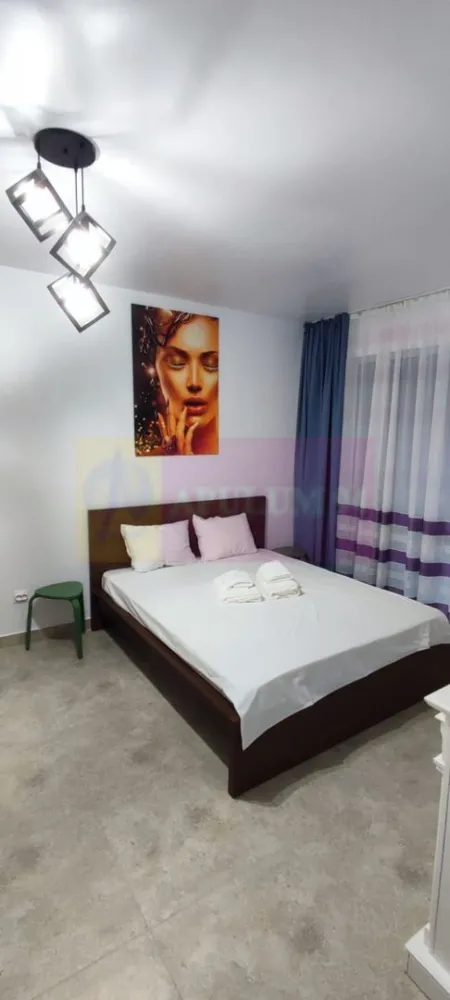 Studio de vanzare in Sinaia, investitie in turism - INVESTIȚIE PREMIUM ÎN INIMA MUNTELUI!

Agentia Imobiliară Mervani vă propune spre vânzare un studio elegant, situat la etajul 2 al unui complex rezidențial modern, conceput pentru confort, relaxare și profitabilitate.

Suprafață utilă: 40 mp
Dormitor
Bucătărie
Baie
Terasă cu priveliște deosebită

Complexul oferă facilități premium:
Centru SPA
Restaurant
Sală de fitness

Studio-ul se vinde complet mobilat și utilat, fiind pregătit atât pentru locuire imediată, cât și pentru exploatare în regim hotelier.

Avantaje:
Certificat de clasificare emis de Ministerul Turismului
Posibilitate de închiriere în regim hotelier
Investiție ideală pentru venit pasiv
Complex cu facilități premium
Loc de parcare privat (se achiziționează separat)
Compartimentare eficientă
Mobilat și utilat complet

Fie că îți dorești o locuință de vacanță la munte sau o investiție cu randament excelent, această proprietate reprezintă alegerea ideală!

Detalii și vizionări:
Agentia Imobiliară Mervani - 0729.935.536