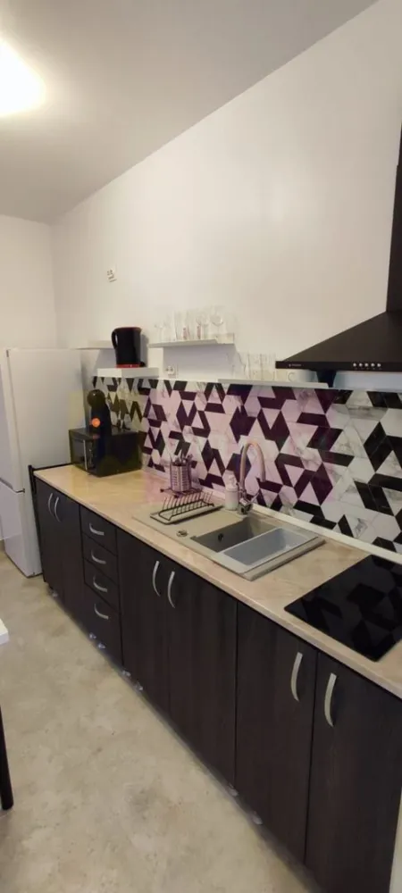 Studio de vanzare in Sinaia, investitie in turism - INVESTIȚIE PREMIUM ÎN INIMA MUNTELUI!

Agentia Imobiliară Mervani vă propune spre vânzare un studio elegant, situat la etajul 2 al unui complex rezidențial modern, conceput pentru confort, relaxare și profitabilitate.

Suprafață utilă: 40 mp
Dormitor
Bucătărie
Baie
Terasă cu priveliște deosebită

Complexul oferă facilități premium:
Centru SPA
Restaurant
Sală de fitness

Studio-ul se vinde complet mobilat și utilat, fiind pregătit atât pentru locuire imediată, cât și pentru exploatare în regim hotelier.

Avantaje:
Certificat de clasificare emis de Ministerul Turismului
Posibilitate de închiriere în regim hotelier
Investiție ideală pentru venit pasiv
Complex cu facilități premium
Loc de parcare privat (se achiziționează separat)
Compartimentare eficientă
Mobilat și utilat complet

Fie că îți dorești o locuință de vacanță la munte sau o investiție cu randament excelent, această proprietate reprezintă alegerea ideală!

Detalii și vizionări:
Agentia Imobiliară Mervani - 0729.935.536