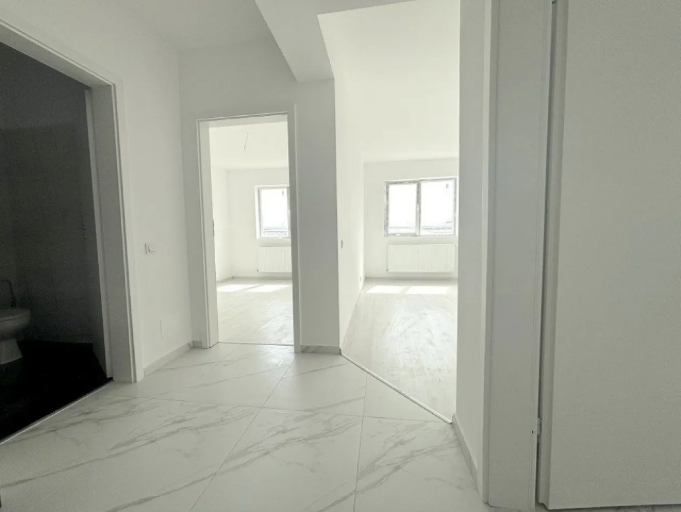 Apartament 2 camere mutare imediata Militari Residence - **TVA inclus**

*Comision 0%*

Vă prezentăm un apartament modern, situat în cartierul Militari Residence, ideal pentru cei care își doresc confort, acces rapid la facilități urbane și un stil de viață echilibrat.

Această proprietate reprezintă o alegere excelentă atât pentru locuit, cât și pentru investiție, fiind bine compartimentată și adaptată nevoilor actuale.

Detalii principale:

Locație: Apartamentul este amplasat în Militari Residence, cu acces facil către magazine, restaurante, parcuri și unități de învățământ.

Compartimentare: Dispune de 2 camere spațioase, potrivite pentru un cuplu sau o familie mică.

Design: Finisajele sunt moderne și de calitate, iar spațiile sunt luminoase și bine organizate, oferind un ambient plăcut și funcțional.

Balcon: Apartamentul beneficiază de balcon privat, ideal pentru momente de relaxare.

Facilități suplimentare:

Parcare: Loc de parcare disponibil contra cost, pentru un plus de confort și siguranță.

Siguranță: Cartierul este recunoscut pentru nivelul ridicat de siguranță și comunitatea bine dezvoltată.

Transport: Acces rapid la mijloace de transport în comun, cu legături facile către diverse zone din București.

Apartamentul oferă un echilibru foarte bun între confort, funcționalitate și poziționare, fiind o opțiune potrivită pentru cei care caută o locuință practică într-o zonă în continuă dezvoltare.

Pentru mai multe detalii sau pentru programarea unei vizionări, nu ezitați să ne contactați.