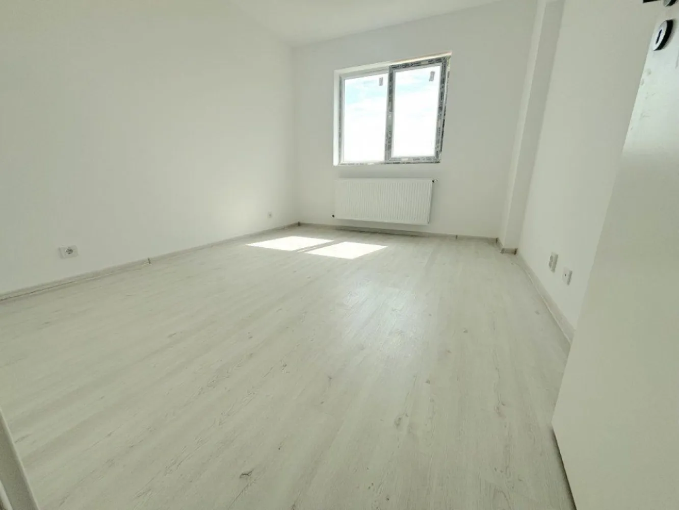Apartament 2 camere mutare imediata Militari Residence - **TVA inclus**

*Comision 0%*

Vă prezentăm un apartament modern, situat în cartierul Militari Residence, ideal pentru cei care își doresc confort, acces rapid la facilități urbane și un stil de viață echilibrat.

Această proprietate reprezintă o alegere excelentă atât pentru locuit, cât și pentru investiție, fiind bine compartimentată și adaptată nevoilor actuale.

Detalii principale:

Locație: Apartamentul este amplasat în Militari Residence, cu acces facil către magazine, restaurante, parcuri și unități de învățământ.

Compartimentare: Dispune de 2 camere spațioase, potrivite pentru un cuplu sau o familie mică.

Design: Finisajele sunt moderne și de calitate, iar spațiile sunt luminoase și bine organizate, oferind un ambient plăcut și funcțional.

Balcon: Apartamentul beneficiază de balcon privat, ideal pentru momente de relaxare.

Facilități suplimentare:

Parcare: Loc de parcare disponibil contra cost, pentru un plus de confort și siguranță.

Siguranță: Cartierul este recunoscut pentru nivelul ridicat de siguranță și comunitatea bine dezvoltată.

Transport: Acces rapid la mijloace de transport în comun, cu legături facile către diverse zone din București.

Apartamentul oferă un echilibru foarte bun între confort, funcționalitate și poziționare, fiind o opțiune potrivită pentru cei care caută o locuință practică într-o zonă în continuă dezvoltare.

Pentru mai multe detalii sau pentru programarea unei vizionări, nu ezitați să ne contactați.