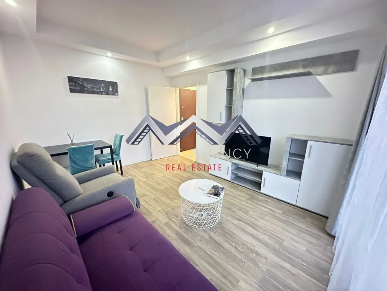 Apartament 2 camere Cosmopolis | decomandat, parcare - Vă propunem, spre închiriere, un apartament cu 2 camere, decomandat, complet mobilat și utilat, situat în ansamblul rezidențial Cosmopolis, una dintre cele mai apreciate comunități rezidențiale din Nordul Capitalei.

Apartamentul este amplasat la etajul 1 al unui imobil cu 6 niveluri, oferind un ambient liniștit și un confort sporit.
Compartimentarea este foarte practică și eficientă: livingul generos beneficiază de acces direct spre balcon, ideal pentru momente de relaxare, bucătăria este închisă, complet mobilată și utilată, dormitorul este spațios și luminos, iar baia este dotată cu cadă. De asemenea, apartamentul dispune de hol de acces cu spații de depozitare și 1 loc de parcare inclus.

Complexul Cosmopolis se remarcă printr-un stil de viață modern și sigur, punând la dispoziția rezidenților piscine exterioare, pază și supraveghere video 24/24, magazine, restaurante și cafenele, transport privat către stația de metrou Pipera, precum și spații verzi și zone de promenadă. În imediata apropiere se regăsesc supermarketuri, centre comerciale și multiple servicii, toate la câteva minute distanță de mers pe jos.

Apartamentul se închiriază complet mobilat și utilat, fiind disponibil pentru mutare imediată. Este ideal pentru un cuplu sau pentru o persoană care își dorește o locuință modernă, într-un ansamblu rezidențial bine organizat.

Programează acum o vizionare!