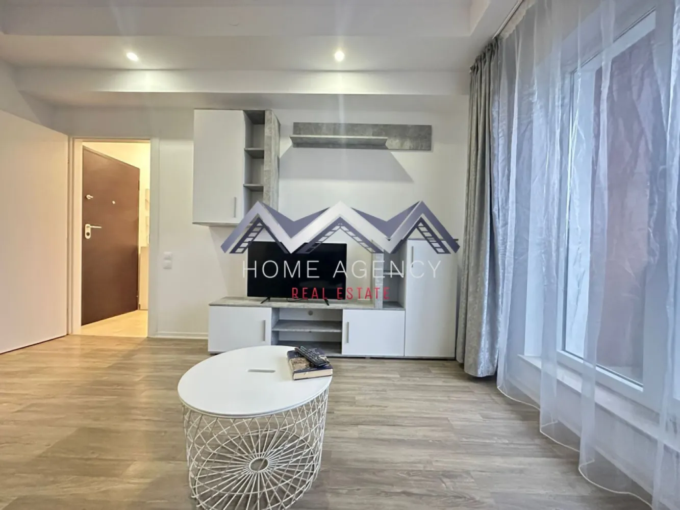 Apartament 2 camere Cosmopolis | decomandat, parcare - Vă propunem, spre închiriere, un apartament cu 2 camere, decomandat, complet mobilat și utilat, situat în ansamblul rezidențial Cosmopolis, una dintre cele mai apreciate comunități rezidențiale din Nordul Capitalei.

Apartamentul este amplasat la etajul 1 al unui imobil cu 6 niveluri, oferind un ambient liniștit și un confort sporit.
Compartimentarea este foarte practică și eficientă: livingul generos beneficiază de acces direct spre balcon, ideal pentru momente de relaxare, bucătăria este închisă, complet mobilată și utilată, dormitorul este spațios și luminos, iar baia este dotată cu cadă. De asemenea, apartamentul dispune de hol de acces cu spații de depozitare și 1 loc de parcare inclus.

Complexul Cosmopolis se remarcă printr-un stil de viață modern și sigur, punând la dispoziția rezidenților piscine exterioare, pază și supraveghere video 24/24, magazine, restaurante și cafenele, transport privat către stația de metrou Pipera, precum și spații verzi și zone de promenadă. În imediata apropiere se regăsesc supermarketuri, centre comerciale și multiple servicii, toate la câteva minute distanță de mers pe jos.

Apartamentul se închiriază complet mobilat și utilat, fiind disponibil pentru mutare imediată. Este ideal pentru un cuplu sau pentru o persoană care își dorește o locuință modernă, într-un ansamblu rezidențial bine organizat.

Programează acum o vizionare!