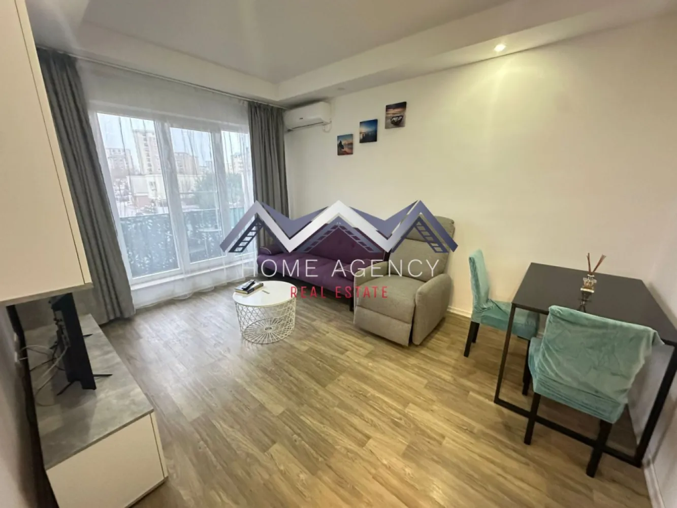 Apartament 2 camere Cosmopolis | decomandat, parcare - Vă propunem, spre închiriere, un apartament cu 2 camere, decomandat, complet mobilat și utilat, situat în ansamblul rezidențial Cosmopolis, una dintre cele mai apreciate comunități rezidențiale din Nordul Capitalei.

Apartamentul este amplasat la etajul 1 al unui imobil cu 6 niveluri, oferind un ambient liniștit și un confort sporit.
Compartimentarea este foarte practică și eficientă: livingul generos beneficiază de acces direct spre balcon, ideal pentru momente de relaxare, bucătăria este închisă, complet mobilată și utilată, dormitorul este spațios și luminos, iar baia este dotată cu cadă. De asemenea, apartamentul dispune de hol de acces cu spații de depozitare și 1 loc de parcare inclus.

Complexul Cosmopolis se remarcă printr-un stil de viață modern și sigur, punând la dispoziția rezidenților piscine exterioare, pază și supraveghere video 24/24, magazine, restaurante și cafenele, transport privat către stația de metrou Pipera, precum și spații verzi și zone de promenadă. În imediata apropiere se regăsesc supermarketuri, centre comerciale și multiple servicii, toate la câteva minute distanță de mers pe jos.

Apartamentul se închiriază complet mobilat și utilat, fiind disponibil pentru mutare imediată. Este ideal pentru un cuplu sau pentru o persoană care își dorește o locuință modernă, într-un ansamblu rezidențial bine organizat.

Programează acum o vizionare!