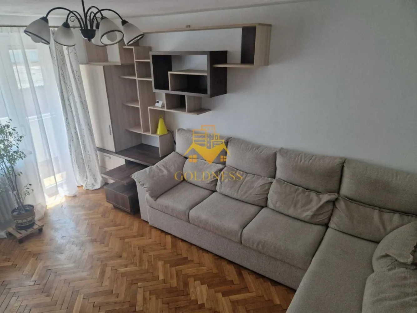 2 camere Gruia, Parcul Cetățuia, Central, Horea, UBB, 2 Parcări - GOLDNESS Imobiliare vă propune spre închiriere un apartament cu 2 camere complet mobilat și utilat, la Parter înalt într-un imobil de 3 etaje, în Cartierul Gruia.
Dispune de 2 locuri de parcare!
Se află în apropierea stațiilor de transport în comun, magazine, restaurante, spații verzi, farmacii, etc. 

Apartamentul este compartimentat astfel:
 - dormitor cu pat matrimonial, dressing, noptiere
 - living cu canapea extensibilă 
 - bucătărie complet utilată și mobilată, loc de servit masa 
 - baie cu cada, calorifer port prosop și dulap pentru depozitare.
 - balcon 5mp.

Imobilul este dotat cu toate cele necesare- centrală proprie, încălzire în pardoseala, frigider, aragaz, hotă, mașină de spălat haine și vase, etc. 

Dacă sunteți interesați de acest apartament și doriți să îl vizionați, dar și pentru alte oferte nu ezitați să ne contactați telefonic sau prin e-mail. Vă stăm la dispoziție!
Pentru intermediere se percepe un comision de 50% din prețul chiriei!