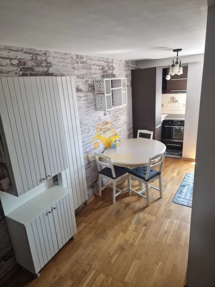 2 camere Gruia, Parcul Cetățuia, Central, Horea, UBB, 2 Parcări - GOLDNESS Imobiliare vă propune spre închiriere un apartament cu 2 camere complet mobilat și utilat, la Parter înalt într-un imobil de 3 etaje, în Cartierul Gruia.
Dispune de 2 locuri de parcare!
Se află în apropierea stațiilor de transport în comun, magazine, restaurante, spații verzi, farmacii, etc. 

Apartamentul este compartimentat astfel:
 - dormitor cu pat matrimonial, dressing, noptiere
 - living cu canapea extensibilă 
 - bucătărie complet utilată și mobilată, loc de servit masa 
 - baie cu cada, calorifer port prosop și dulap pentru depozitare.
 - balcon 5mp.

Imobilul este dotat cu toate cele necesare- centrală proprie, încălzire în pardoseala, frigider, aragaz, hotă, mașină de spălat haine și vase, etc. 

Dacă sunteți interesați de acest apartament și doriți să îl vizionați, dar și pentru alte oferte nu ezitați să ne contactați telefonic sau prin e-mail. Vă stăm la dispoziție!
Pentru intermediere se percepe un comision de 50% din prețul chiriei!