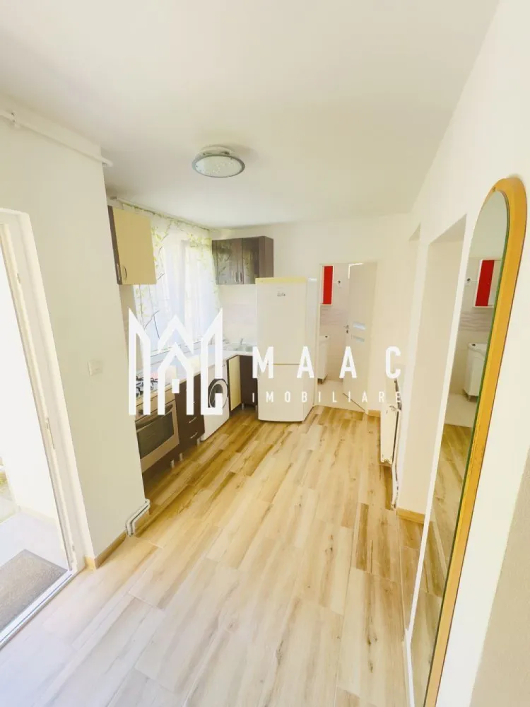 Apartament la casa 2 camere | 52 MPU | Curte | Terezian - MAAC Imobiliare vă propune spre închiriere un apartament la casă, situat într-o zonă accesibilă și liniștită din Sibiu, la doar 2 minute de Piața Cibin și aproximativ 7 minute de centrul orașului.

Locuința este la a doua închiriere, fiind complet mobilată și utilată, ideală pentru o persoană sau un cuplu care își dorește confort și acces rapid către toate facilitățile urbane.

Detalii proprietate
Suprafață utilă: 52 mp
Curte comună
2 camere:
living
dormitor
Bucătărie separată
Baie
Dotări și beneficii
Centrală termică proprie
Mașină de spălat rufe
Frigider
TV
Cuptor
Aragaz
Complet mobilat și utilat
Disponibil imediat
Avantaje locație
La 2 minute de Piața Cibin
La aproximativ 7 minute de centrul istoric al Sibiului
Magazine alimentare în imediata apropiere
Acces rapid la stații de autobuz
Aproape de farmacii, restaurante și alte puncte de interes
Condiții de închiriere
Se dorește închiriere pe termen mediu sau lung
Nu se acceptă animale de companie
La semnarea contractului se percepe garanție
Preț
350 Euro/lună

Pentru informații suplimentare, menționează codul ID: CP3148780