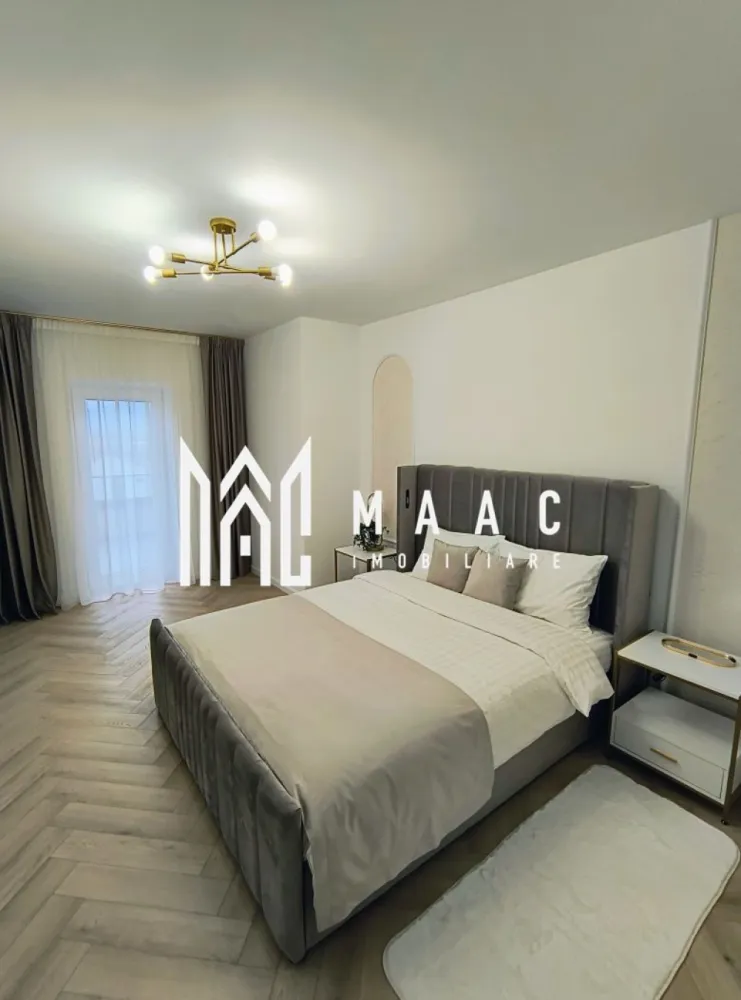 Penthouse premium | 100 mp utili | Balcon | Loc de parcare inclus - MAAC Imobiliare vă propune spre vânzare un penthouse cu 4 camere, situat într-un ansamblu rezidențial modern din Sibiu, ideal pentru cei care își doresc o locuință spațioasă, bine compartimentată și amplasată într-o zonă liniștită, cu acces rapid către principalele puncte de interes ale orașului.

Cu o suprafață utilă de 128 mp și o terasă de 15,44 mp, această proprietate oferă spații generoase, lumină naturală datorită orientării sudice și o priveliște deschisă către Munții Făgăraș.

Fotografiile sunt cu titlu informativ și prezintă varianta finisată și mobilată. Proprietatea poate fi predată la alegerea cumpărătorului: la alb, la cheie sau complet mobilată și utilată.

Detalii proprietate
Suprafață utilă: 128 mp
Terasă: 15,44 mp
Etaj 2 din 2
Orientare sudică
Loc de parcare inclus
Compartimentare
Living cu înălțime de 5,6 m
Bucătărie open-space
2 dormitoare
Dressing
2 băi, dintre care una cu geam pentru aerisire naturală
Terasă cu vedere panoramică
Dotări și beneficii
Încălzire în pardoseală la nivelul inferior
Calorifere la etaj
Jaluzele electrice exterioare
Izolație exterioară cu vată bazaltică
Balustrade din sticlă securizată
Sistem de drenaj al apelor pluviale
Casa scării placată cu granit
Finisaje moderne și materiale de calitate
Eficiență energetică ridicată
Beneficiile ansamblului rezidențial
Aproximativ 45% din suprafață amenajată cu spații verzi
Cartier cu regim redus de înălțime și densitate scăzută a construcțiilor
Fațade realizate din larice siberian și piatră naturală
Locuri de joacă pentru copii și zone de relaxare
Patru căi de acces pentru o circulație rapidă
Priveliște deschisă către Munții Făgăraș
Variante de predare

Apartamentul poate fi achiziționat în funcție de preferințele cumpărătorului:

La alb – pregătit pentru amenajarea după propriul stil
La cheie – complet finisat și gata pentru mutare
Complet mobilat și utilat – ideal pentru locuire imediată sau investiție
De ce să alegi această proprietate?
Suprafață generoasă de 128 mp
Terasă de 15,44 mp cu vedere deschisă
Living spectaculos cu tavan înalt de 5,6 m
Compartimentare practică și spații bine optimizate
Loc de parcare inclus
Ansamblu rezidențial modern, cu multe spații verzi și acces facil către oraș
Potrivită atât pentru locuință proprie, cât și pentru investiție
Modalități de achiziție
Plata din surse proprii
Credit ipotecar sau alte forme de finanțare bancară acceptate
Pentru mai multe detalii precizati telefonic ca ati vazut anuntul cu ID: CP3151410