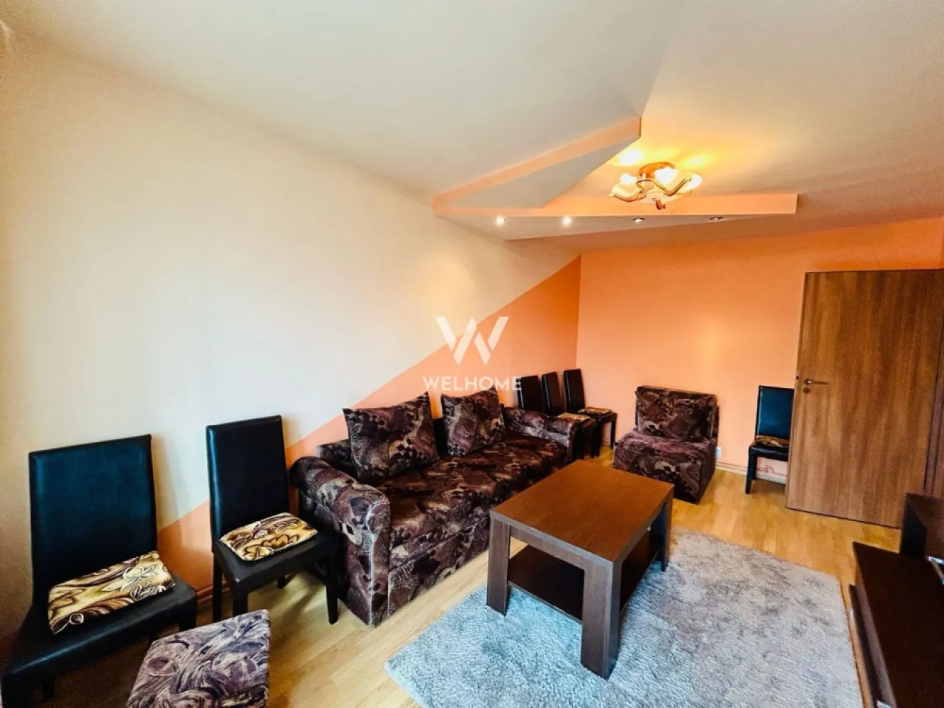Apartament de închiriat în Sibiu – 3 camere,balcon, zona Nicolae Iorga - De închiriat apartament cu 3 camere, situat la etajul 2 al unui imobil cu 4 etaje, în zona Nicolae Iorga, aproape de școli, magazine și mijloace de transport.

Locuința are o suprafață utilă de 72 mp și este compartimentată practic în hol de acces, bucătărie separată, living cu ieșire în balcon, 2 dormitoare și baie.

Avantaje:

* Decomandat
* Etaj 2/4
* Balcon
* Bucătărie separată
* Zonă liniștită, cu spații verzi
* Posibilitate de parcare în fața blocului
* Disponibil imediat

Apartamentul se închiriază mobilat și utilat, exact ca în fotografii.

Garanție: echivalentul unei chirii lunare.