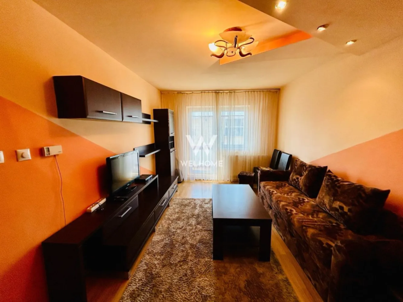 Apartament de închiriat în Sibiu – 3 camere,balcon, zona Nicolae Iorga - De închiriat apartament cu 3 camere, situat la etajul 2 al unui imobil cu 4 etaje, în zona Nicolae Iorga, aproape de școli, magazine și mijloace de transport.

Locuința are o suprafață utilă de 72 mp și este compartimentată practic în hol de acces, bucătărie separată, living cu ieșire în balcon, 2 dormitoare și baie.

Avantaje:

* Decomandat
* Etaj 2/4
* Balcon
* Bucătărie separată
* Zonă liniștită, cu spații verzi
* Posibilitate de parcare în fața blocului
* Disponibil imediat

Apartamentul se închiriază mobilat și utilat, exact ca în fotografii.

Garanție: echivalentul unei chirii lunare.