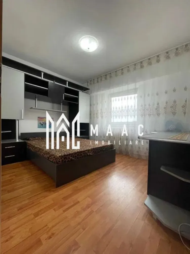 Apartament 3Camere I Decoandat I Etaj Intermediar I Turnisor - Vă propunem spre închiriere un apartament spațios cu 3 camere, situat la etajul 4 din 6 al unui imobil dotat cu lift, amplasat în cartierul Turnișor, o zonă apreciată pentru liniște, accesibilitate și dezvoltarea modernă din ultimii ani.

Locuința este complet mobilată și utilată, fiind pregătită pentru mutare imediată. Compartimentarea practică și suprafața generoasă oferă confort atât pentru familii, cât și pentru persoane care își doresc un spațiu de locuit bine organizat.

Caracteristici:
3 camere
Etaj 4 din 6
Imobil dotat cu lift
2 băi
Balcon
Complet mobilat și utilat
Disponibil imediat
Avantaje:
Spațiu generos și compartimentare eficientă
Ideal pentru familie
Zonă liniștită și bine conectată
Acces rapid către magazine, școli, grădinițe și mijloace de transport
Mutare imediată, fără investiții suplimentare
Se închiriază pe termen lung
Localizare:
Cartier Turnișor
Aproape de principalele artere de circulație și puncte de interes ale orașului

Un apartament modern și confortabil, situat într-o zonă foarte căutată, ideal pentru cei care își doresc spațiu, accesibilitate și un cămin pregătit pentru mutare imediată.

Pentru informati si vizionari: CP3162523
