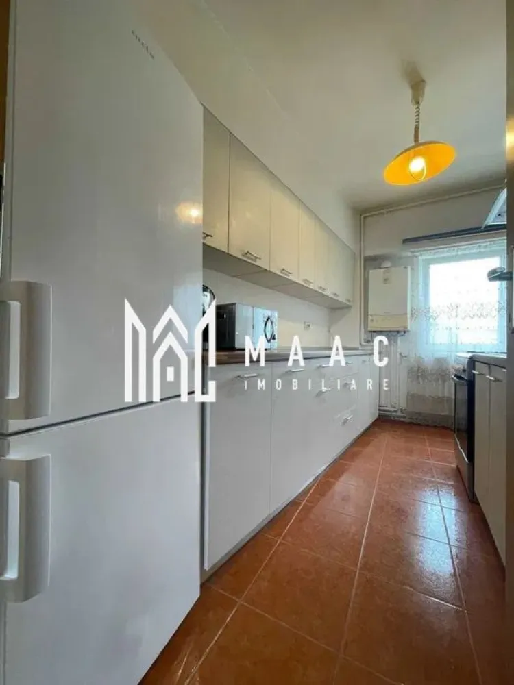 Apartament 3Camere I Decoandat I Etaj Intermediar I Turnisor - Vă propunem spre închiriere un apartament spațios cu 3 camere, situat la etajul 4 din 6 al unui imobil dotat cu lift, amplasat în cartierul Turnișor, o zonă apreciată pentru liniște, accesibilitate și dezvoltarea modernă din ultimii ani.

Locuința este complet mobilată și utilată, fiind pregătită pentru mutare imediată. Compartimentarea practică și suprafața generoasă oferă confort atât pentru familii, cât și pentru persoane care își doresc un spațiu de locuit bine organizat.

Caracteristici:
3 camere
Etaj 4 din 6
Imobil dotat cu lift
2 băi
Balcon
Complet mobilat și utilat
Disponibil imediat
Avantaje:
Spațiu generos și compartimentare eficientă
Ideal pentru familie
Zonă liniștită și bine conectată
Acces rapid către magazine, școli, grădinițe și mijloace de transport
Mutare imediată, fără investiții suplimentare
Se închiriază pe termen lung
Localizare:
Cartier Turnișor
Aproape de principalele artere de circulație și puncte de interes ale orașului

Un apartament modern și confortabil, situat într-o zonă foarte căutată, ideal pentru cei care își doresc spațiu, accesibilitate și un cămin pregătit pentru mutare imediată.

Pentru informati si vizionari: CP3162523