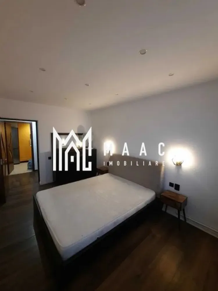 Apartament 2 Camere I Decomandat I Etaj 1 I Brana-Selimbar - Vă prezentăm spre vânzare un apartament cu 2 camere decomandate, situat la etajul 1 din 3 al unui imobil modern din zona Brana Șelimbăr, una dintre cele mai căutate zone rezidențiale, apreciată pentru liniște, accesibilitate și dezvoltarea continuă a cartierului.

Locuința este complet mobilată și utilată, fiind pregătită pentru mutare imediată sau pentru achiziție în scop investițional. Compartimentarea decomandată oferă un plus de confort și funcționalitate, iar balconul completează perfect spațiul de locuit.

Avantaje:

2 camere decomandate
Etaj 1 din 3
Complet mobilat și utilat
Balcon
Disponibil imediat
Zonă liniștită și bine conectată
Ideal pentru locuință proprie sau investiție
Acces facil către magazine, mijloace de transport, școli și alte puncte de interes

Apartamentul reprezintă o oportunitate excelentă pentru cei care își doresc o locuință confortabilă într-o zonă modernă și în plină dezvoltare. Pentru mai multe informații sau pentru programarea unei vizionări, vă stăm la dispoziție.

Pentru informati si vizionari: CP3161637