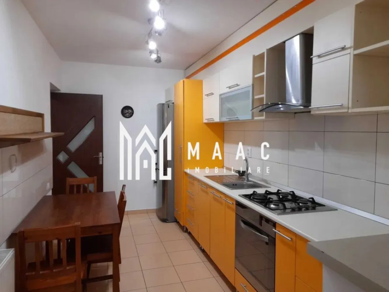 Apartament 2 Camere I Decomandat I Etaj 1 I Brana-Selimbar - Vă propunem spre închiriere un apartament cu 2 camere decomandate, situat la etajul 1 din 3 al unui imobil modern din zona Brana Șelimbăr, o locație apreciată pentru liniște, accesibilitate și proximitatea față de principalele puncte de interes ale orașului.

Locuința este complet mobilată și utilată, fiind pregătită pentru mutare imediată. Compartimentarea decomandată oferă confort și funcționalitate, iar balconul reprezintă un spațiu ideal pentru relaxare.

Avantaje:

2 camere decomandate
Etaj 1 din 3
Complet mobilat și utilat
Balcon
Disponibil imediat
Zonă liniștită și bine conectată
Se închiriază pe termen lung

Apartamentul este alegerea ideală pentru persoane sau cupluri care își doresc confort, intimitate și acces facil către magazine, mijloace de transport și alte facilități esențiale. Contactați-ne pentru mai multe detalii sau pentru programarea unei vizionări.

pentru informati si vizionari: CP3161457