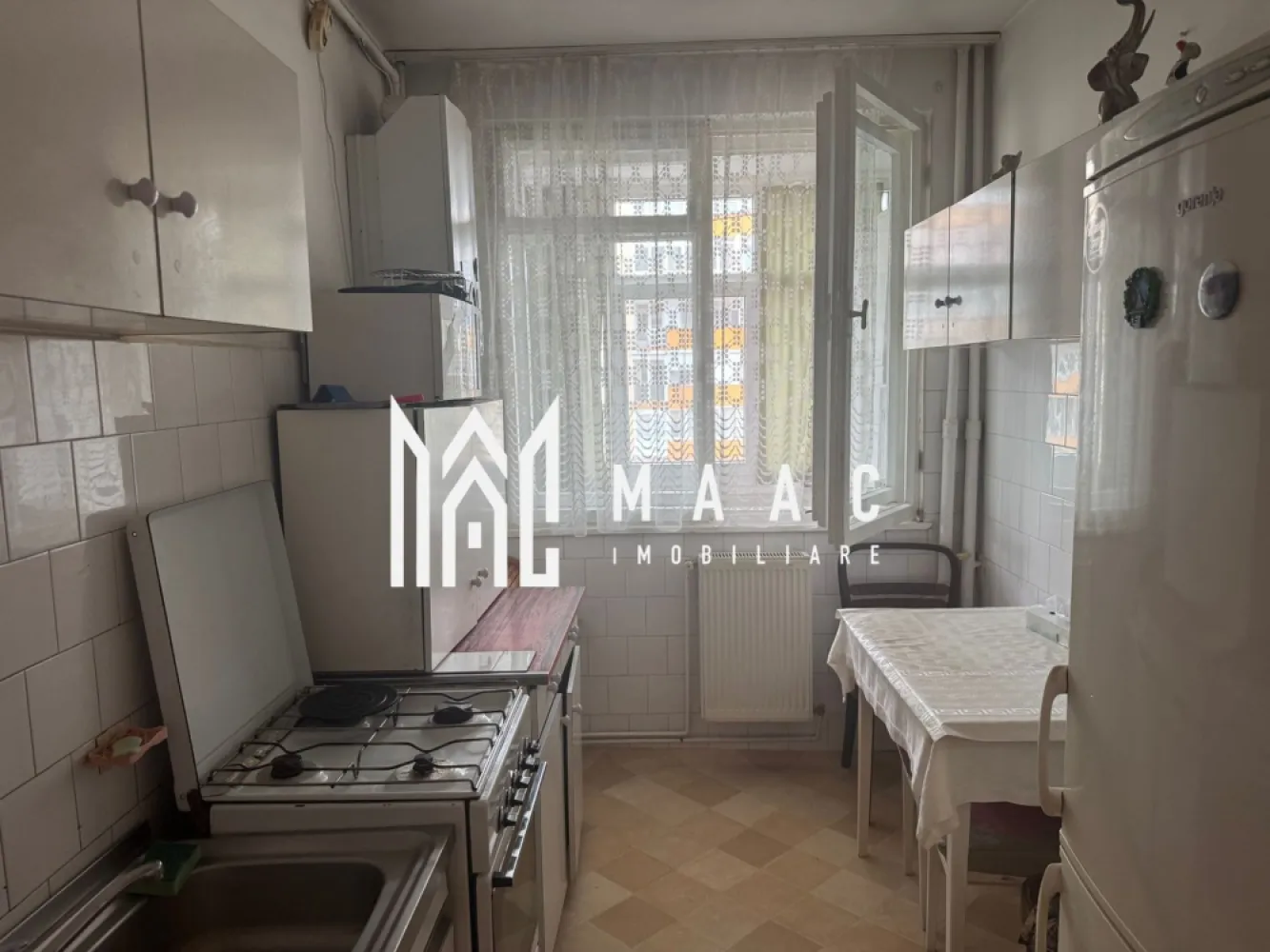 Apartament 2 Camere I Decomandat I Etaj5/10 I Mihai Viteazul - Vă propunem spre vânzare un apartament cu 2 camere, situat în inima cartierului Mihai Viteazu, una dintre cele mai căutate zone rezidențiale din Sibiu, apreciată pentru accesul rapid către toate punctele de interes ale orașului.

Amplasat la etajul 5 din 10 al unui imobil cu lift, apartamentul beneficiază de o compartimentare practică, lumină naturală și un excelent potențial investițional.

Compartimentare:
Bucătărie separată, cu acces din hol
Living luminos și primitor
Dormitor
Baie
Hol
Balcon generos
Caracteristici:
Suprafață utilă: 50 mp
Etaj 5 din 10
Se vinde mobilat
Disponibil imediat
Compartimentare eficientă și funcțională
Avantaje:
Zonă premium, cu acces imediat către magazine, școli, farmacii, centre comerciale și mijloace de transport
Etaj intermediar, foarte căutat pe piață
Balcon spațios
Ideal atât pentru locuire, cât și pentru investiție
Randament foarte bun la închiriere datorită poziționării excelente
O investiție sigură

Proprietățile din zona Mihai Viteazu se numără printre cele mai căutate din Sibiu, datorită infrastructurii dezvoltate și cererii constante pentru închiriere. Acest apartament reprezintă o oportunitate excelentă pentru cei care doresc să obțină venituri pasive sau să achiziționeze o locuință într-o locație cu valoare stabilă în timp.

O proprietate bine poziționată, disponibilă imediat, care îmbină avantajele unei locații de top cu potențialul unei investiții inteligente.

Pentru informati si vizionari: CP3138708