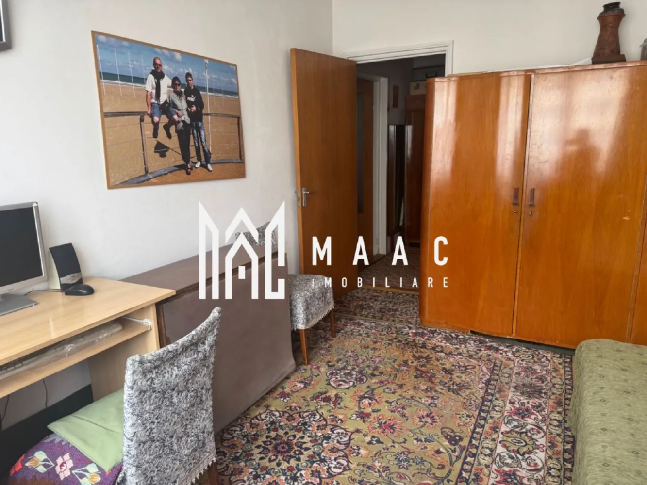 Apartament 2 Camere I Decomandat I Etaj5/10 I Mihai Viteazul - Vă propunem spre vânzare un apartament cu 2 camere, situat în inima cartierului Mihai Viteazu, una dintre cele mai căutate zone rezidențiale din Sibiu, apreciată pentru accesul rapid către toate punctele de interes ale orașului.

Amplasat la etajul 5 din 10 al unui imobil cu lift, apartamentul beneficiază de o compartimentare practică, lumină naturală și un excelent potențial investițional.

Compartimentare:
Bucătărie separată, cu acces din hol
Living luminos și primitor
Dormitor
Baie
Hol
Balcon generos
Caracteristici:
Suprafață utilă: 50 mp
Etaj 5 din 10
Se vinde mobilat
Disponibil imediat
Compartimentare eficientă și funcțională
Avantaje:
Zonă premium, cu acces imediat către magazine, școli, farmacii, centre comerciale și mijloace de transport
Etaj intermediar, foarte căutat pe piață
Balcon spațios
Ideal atât pentru locuire, cât și pentru investiție
Randament foarte bun la închiriere datorită poziționării excelente
O investiție sigură

Proprietățile din zona Mihai Viteazu se numără printre cele mai căutate din Sibiu, datorită infrastructurii dezvoltate și cererii constante pentru închiriere. Acest apartament reprezintă o oportunitate excelentă pentru cei care doresc să obțină venituri pasive sau să achiziționeze o locuință într-o locație cu valoare stabilă în timp.

O proprietate bine poziționată, disponibilă imediat, care îmbină avantajele unei locații de top cu potențialul unei investiții inteligente.

Pentru informati si vizionari: CP3138708