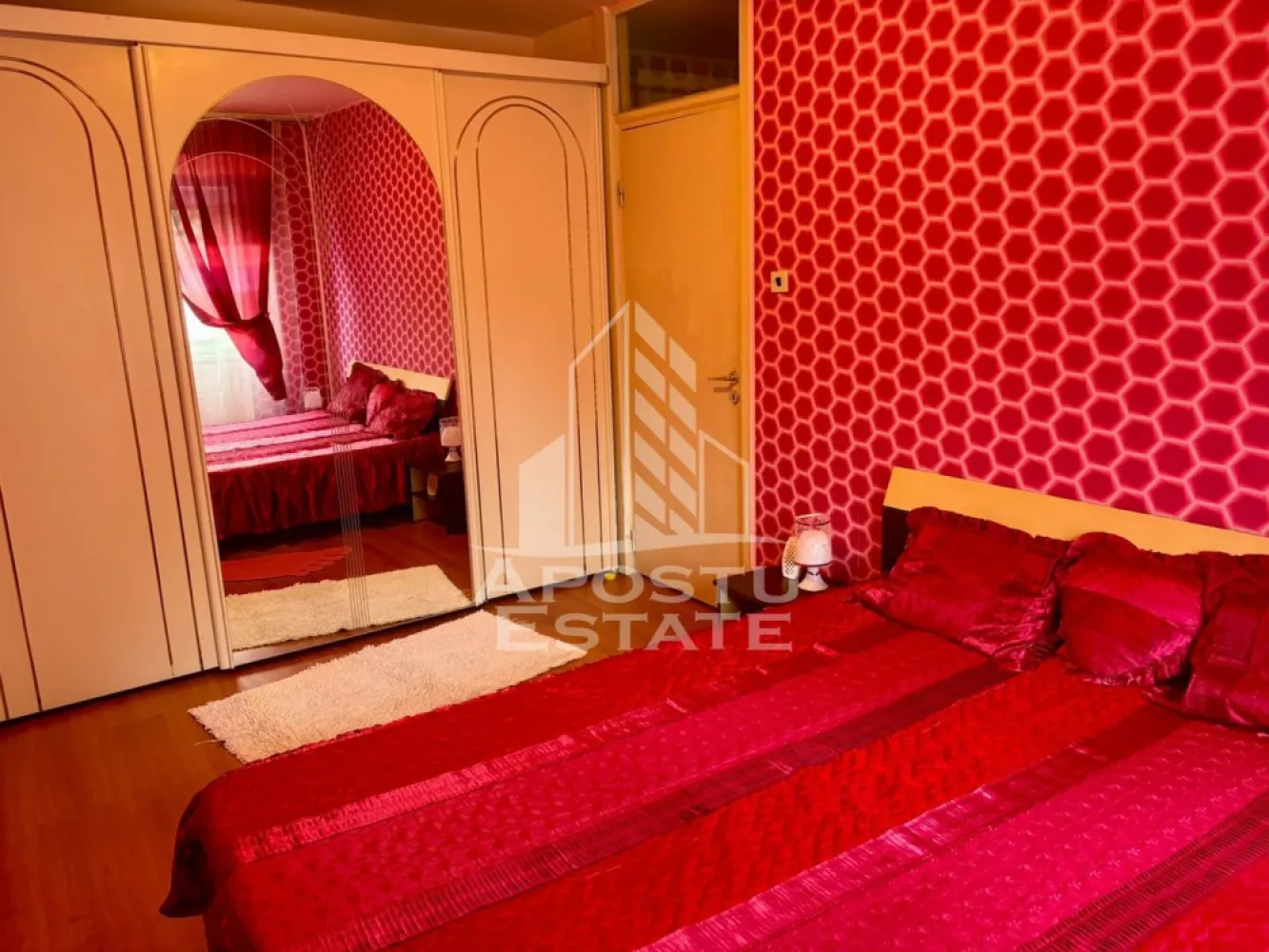Apartament cu 3 camere , de inchiriat , zona Aradului , Timisoara - Agentia imobiliara APOSTU ESTATE va propune spre inchiriere un apartament cu trei camere, spatios si luminos, situat in zona Aradului , Timisoara , o zona linistita si bine pozitionata , potrivit pentru cupluri sau familii, care isi doresc o locuinta unde sa se simta confortabil si cu acces facil catre scoli, statii de autobuz, supermarketuri , magazine de zona, parcuri.

Suprafata utila: 65 mp
Compartimentare eficienta:
-Hol de acces generos
-Bucatarie complet mobilata si utilata, cu loc de luat masa
-Living luminos si spatios
-Dormitor mobilat si utilat
-Baie prevazuta cu cada

Confort si facilitati:
-Apartamentul este complet mobilat si utilat
-Nu se accepta animale de companie de catre proprietar

Localizare:
-zona Aradului , Timisoara – acces facil spre magazine , scoli, parcuri si mijloace de transport in comun.

Ideal pentru:
-Familii
-Cupluri

Disponibilitate: imediat
Pret chirie lunara: 400 euro
Programeaza o vizionare pentru a-ti putea imagina viitorul aici!
ID intern: CP3165594