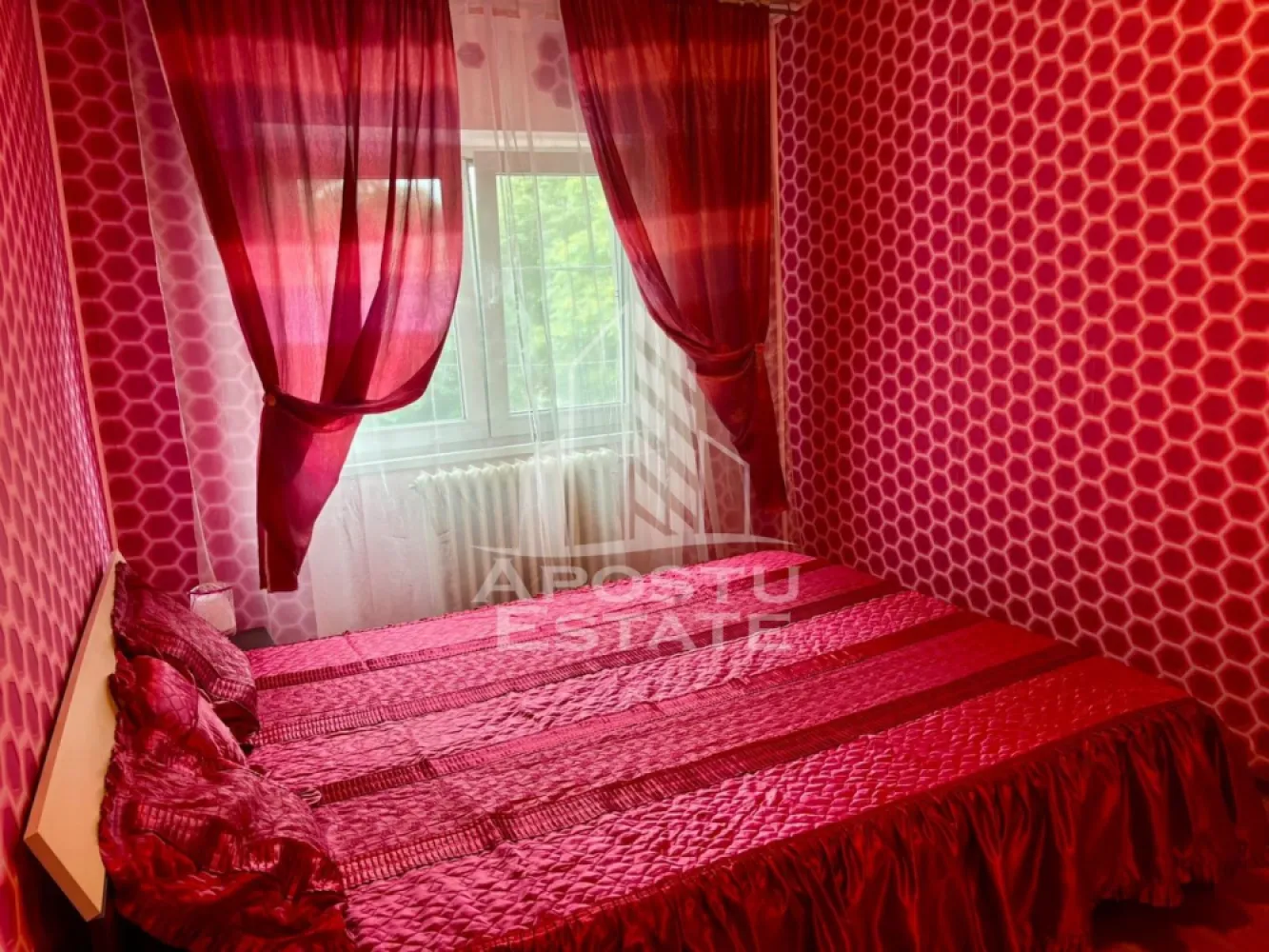 Apartament cu 3 camere , de inchiriat , zona Aradului , Timisoara - Agentia imobiliara APOSTU ESTATE va propune spre inchiriere un apartament cu trei camere, spatios si luminos, situat in zona Aradului , Timisoara , o zona linistita si bine pozitionata , potrivit pentru cupluri sau familii, care isi doresc o locuinta unde sa se simta confortabil si cu acces facil catre scoli, statii de autobuz, supermarketuri , magazine de zona, parcuri.

Suprafata utila: 65 mp
Compartimentare eficienta:
-Hol de acces generos
-Bucatarie complet mobilata si utilata, cu loc de luat masa
-Living luminos si spatios
-Dormitor mobilat si utilat
-Baie prevazuta cu cada

Confort si facilitati:
-Apartamentul este complet mobilat si utilat
-Nu se accepta animale de companie de catre proprietar

Localizare:
-zona Aradului , Timisoara – acces facil spre magazine , scoli, parcuri si mijloace de transport in comun.

Ideal pentru:
-Familii
-Cupluri

Disponibilitate: imediat
Pret chirie lunara: 400 euro
Programeaza o vizionare pentru a-ti putea imagina viitorul aici!
ID intern: CP3165594
