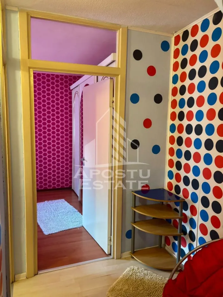 Apartament cu 3 camere , de inchiriat , zona Aradului , Timisoara - Agentia imobiliara APOSTU ESTATE va propune spre inchiriere un apartament cu trei camere, spatios si luminos, situat in zona Aradului , Timisoara , o zona linistita si bine pozitionata , potrivit pentru cupluri sau familii, care isi doresc o locuinta unde sa se simta confortabil si cu acces facil catre scoli, statii de autobuz, supermarketuri , magazine de zona, parcuri.

Suprafata utila: 65 mp
Compartimentare eficienta:
-Hol de acces generos
-Bucatarie complet mobilata si utilata, cu loc de luat masa
-Living luminos si spatios
-Dormitor mobilat si utilat
-Baie prevazuta cu cada

Confort si facilitati:
-Apartamentul este complet mobilat si utilat
-Nu se accepta animale de companie de catre proprietar

Localizare:
-zona Aradului , Timisoara – acces facil spre magazine , scoli, parcuri si mijloace de transport in comun.

Ideal pentru:
-Familii
-Cupluri

Disponibilitate: imediat
Pret chirie lunara: 400 euro
Programeaza o vizionare pentru a-ti putea imagina viitorul aici!
ID intern: CP3165594
