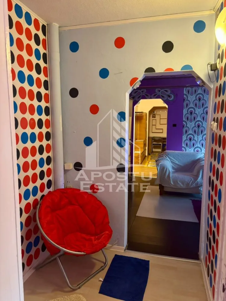 Apartament cu 3 camere , de inchiriat , zona Aradului , Timisoara - Agentia imobiliara APOSTU ESTATE va propune spre inchiriere un apartament cu trei camere, spatios si luminos, situat in zona Aradului , Timisoara , o zona linistita si bine pozitionata , potrivit pentru cupluri sau familii, care isi doresc o locuinta unde sa se simta confortabil si cu acces facil catre scoli, statii de autobuz, supermarketuri , magazine de zona, parcuri.

Suprafata utila: 65 mp
Compartimentare eficienta:
-Hol de acces generos
-Bucatarie complet mobilata si utilata, cu loc de luat masa
-Living luminos si spatios
-Dormitor mobilat si utilat
-Baie prevazuta cu cada

Confort si facilitati:
-Apartamentul este complet mobilat si utilat
-Nu se accepta animale de companie de catre proprietar

Localizare:
-zona Aradului , Timisoara – acces facil spre magazine , scoli, parcuri si mijloace de transport in comun.

Ideal pentru:
-Familii
-Cupluri

Disponibilitate: imediat
Pret chirie lunara: 400 euro
Programeaza o vizionare pentru a-ti putea imagina viitorul aici!
ID intern: CP3165594