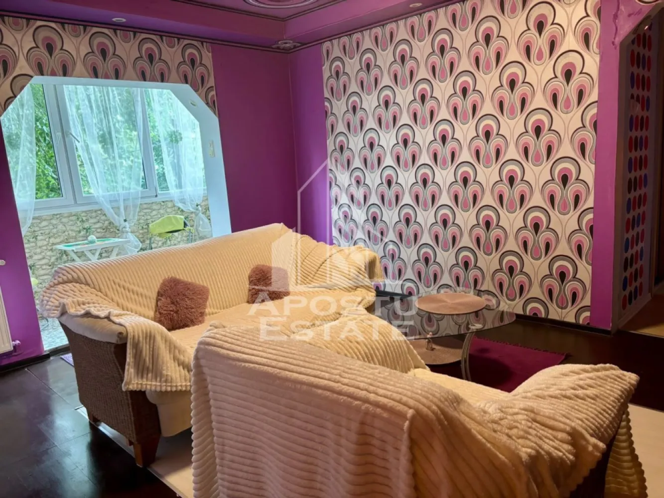 Apartament cu 3 camere , de inchiriat , zona Aradului , Timisoara - Agentia imobiliara APOSTU ESTATE va propune spre inchiriere un apartament cu trei camere, spatios si luminos, situat in zona Aradului , Timisoara , o zona linistita si bine pozitionata , potrivit pentru cupluri sau familii, care isi doresc o locuinta unde sa se simta confortabil si cu acces facil catre scoli, statii de autobuz, supermarketuri , magazine de zona, parcuri.

Suprafata utila: 65 mp
Compartimentare eficienta:
-Hol de acces generos
-Bucatarie complet mobilata si utilata, cu loc de luat masa
-Living luminos si spatios
-Dormitor mobilat si utilat
-Baie prevazuta cu cada

Confort si facilitati:
-Apartamentul este complet mobilat si utilat
-Nu se accepta animale de companie de catre proprietar

Localizare:
-zona Aradului , Timisoara – acces facil spre magazine , scoli, parcuri si mijloace de transport in comun.

Ideal pentru:
-Familii
-Cupluri

Disponibilitate: imediat
Pret chirie lunara: 400 euro
Programeaza o vizionare pentru a-ti putea imagina viitorul aici!
ID intern: CP3165594
