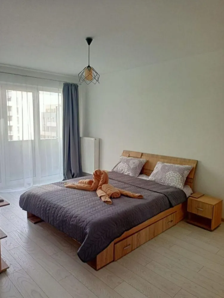 Maurer - Apartament Studio - Etaj 3 - Parcare inclusa - Mentionati ID-ul proprietatii cand apelati: CP3165352
Contact ⓪⑦②⑥ ②②③ ⑧⑧⑥ Sebastian

Apartament tip studio de închiriat – Maurer Residence, etaj 3/7, parcare inclusă

Proprietar ofer spre închiriere apartament tip studio situat în cartierul rezidențial Maurer, la etajul 3 din 7.

Apartamentul este compartimentat practic, având hol mare, bucătărie separată, baie și o cameră cu acces la balcon. De asemenea, beneficiază de loc de parcare inclus.

-- tip studio
-- hol mare
-- bucătărie separată
-- baie
-- cameră cu balcon
-- etaj 3 din 7
-- loc de parcare inclus
-- cartier rezidențial Maurer

Nu se acceptă animale de companie.

Pentru mai multe detalii sau programarea unei vizionări, vă stăm la dispoziție.

Comision agenție: 50% din valoarea primei chirii

Contact ⓪⑦②⑥ ②②③ ⑧⑧⑥ Sebastian