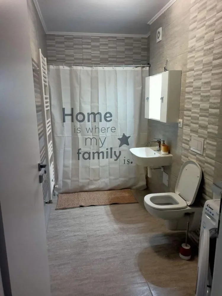Maurer - Apartament Studio - Etaj 3 - Parcare inclusa - Mentionati ID-ul proprietatii cand apelati: CP3165352
Contact ⓪⑦②⑥ ②②③ ⑧⑧⑥ Sebastian

Apartament tip studio de închiriat – Maurer Residence, etaj 3/7, parcare inclusă

Proprietar ofer spre închiriere apartament tip studio situat în cartierul rezidențial Maurer, la etajul 3 din 7.

Apartamentul este compartimentat practic, având hol mare, bucătărie separată, baie și o cameră cu acces la balcon. De asemenea, beneficiază de loc de parcare inclus.

-- tip studio
-- hol mare
-- bucătărie separată
-- baie
-- cameră cu balcon
-- etaj 3 din 7
-- loc de parcare inclus
-- cartier rezidențial Maurer

Nu se acceptă animale de companie.

Pentru mai multe detalii sau programarea unei vizionări, vă stăm la dispoziție.

Comision agenție: 50% din valoarea primei chirii

Contact ⓪⑦②⑥ ②②③ ⑧⑧⑥ Sebastian