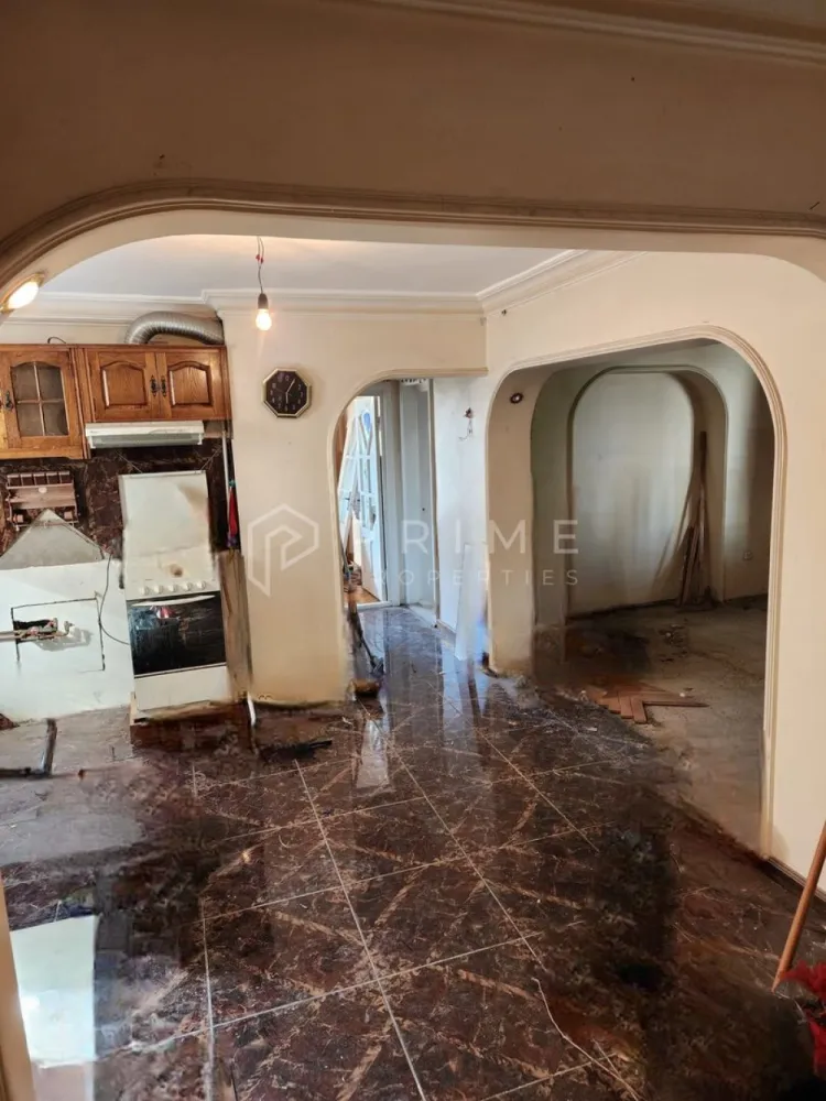 Apartament cu 4 camere | Suprafață generoasă 81mp | Dâmbu Pietros - Vă propunem spre vânzare un apartament cu mare potențial de a deveni un cămin deosebit pentru o familie deosebită. 
Un apartament cu 4 camere de 81mp utili cu balconul închis și izolat situat pe str,Parângului în cartierul Dâmbu Pietros.
Apartamentul necesită mâinile iscusite ale unor meseriași pentru a fi renovat complet. 
La ultima renovare au fost schimbate instalația electrică, repoziționate prizele și întrerupătoarele. 
Toată instalația pentru apă și pentru calorifere este făcută cu țeavă de cupru și nu cu ppr. 
Apartamentul se află la etajul 4 într-un bloc cu 4 etaje, acoperișul fiind refăcut și bine hidroizolat de către magazinul Profi aflat la baza blocului. 

Promisiunea Prime Properties:
Vă oferim siguranță, transparență și servicii impecabile pe tot parcursul drumului către casa ideală. Dacă această proprietate nu corespunde nevoilor dumneavoastră, lăsați-ne să găsim alternativa potrivită stilului dumneavoastră de viață.
Pentru informații suplimentare și programarea unei vizionări, vă rugăm să ne contactați