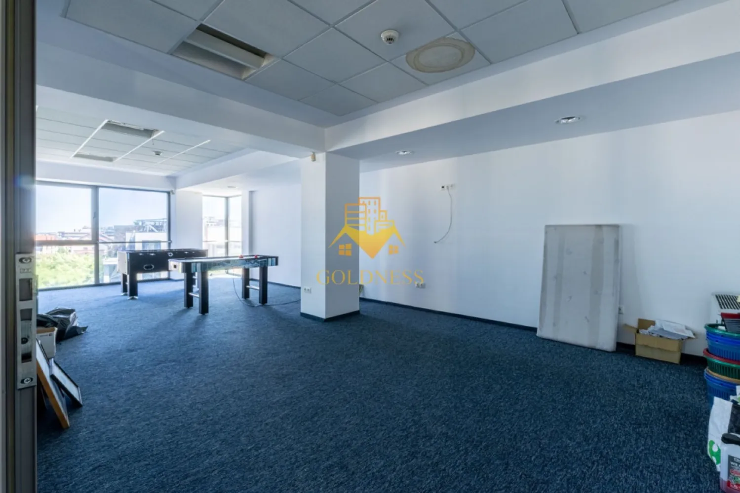 Spațiu de birouri 315 mp | Calea Turzii – Str. Cometei | Cluj-Napoca - Goldness Imobiliare vă propune spre închiriere un spațiu de birouri generos, cu o suprafață de aproximativ 315 mp, situat la etajul 2 al unei clădiri amplasate într-o zonă cu vizibilitate excelentă, la intersecția Străzii Cometei cu Calea Turzii.

Spațiul beneficiază de o compartimentare eficientă, fiind format în principal dintr-o zonă open-space de mari dimensiuni, completată de grupuri sanitare, spații tehnice și acces separat. Configurația permite amenajarea facilă a mai multor posturi de lucru, săli de ședință, birouri individuale sau zone dedicate activităților comerciale și administrative.

Avantaje:

-Suprafață utilă de aproximativ 315 mp;
- Poziționare strategică, cu acces rapid către principalele zone de interes ale orașului;
- Spațiu luminos, cu suprafețe vitrate generoase;
- Compartimentare flexibilă, adaptabilă în funcție de necesitățile chiriașului;
- Grupuri sanitare proprii;
- Potrivit pentru sediu de companie, activități IT, servicii profesionale, call-center, clinică, centru educațional sau alte activități administrative;
- Acces facil pentru angajați și clienți;
- Intrare directă din Calea Turzii;
- Stații de transport în comun la câteva minute de mers pe jos;
- Aproximativ 10 minute până în zona centrală.

Unul dintre principalele atuuri ale proprietății este amplasarea sa. Situat într-o zonă cu trafic intens și vizibilitate foarte bună, spațiul oferă conexiuni rapide către cartierele Zorilor, Andrei Mureșanu și centrul orașului. În imediata vecinătate se regăsesc restaurante, cafenele, farmacii, instituții bancare, săli de fitness, magazine și numeroase servicii, contribuind la un mediu de lucru confortabil și accesibil.

De asemenea, proprietatea se află la mică distanță de importante instituții medicale și educaționale, centre comerciale și clădiri de birouri, ceea ce o recomandă pentru desfășurarea unei game variate de activități profesionale.

Pentru informații suplimentare și programarea unei vizionări, vă invităm să contactați echipa Goldness Imobiliare.