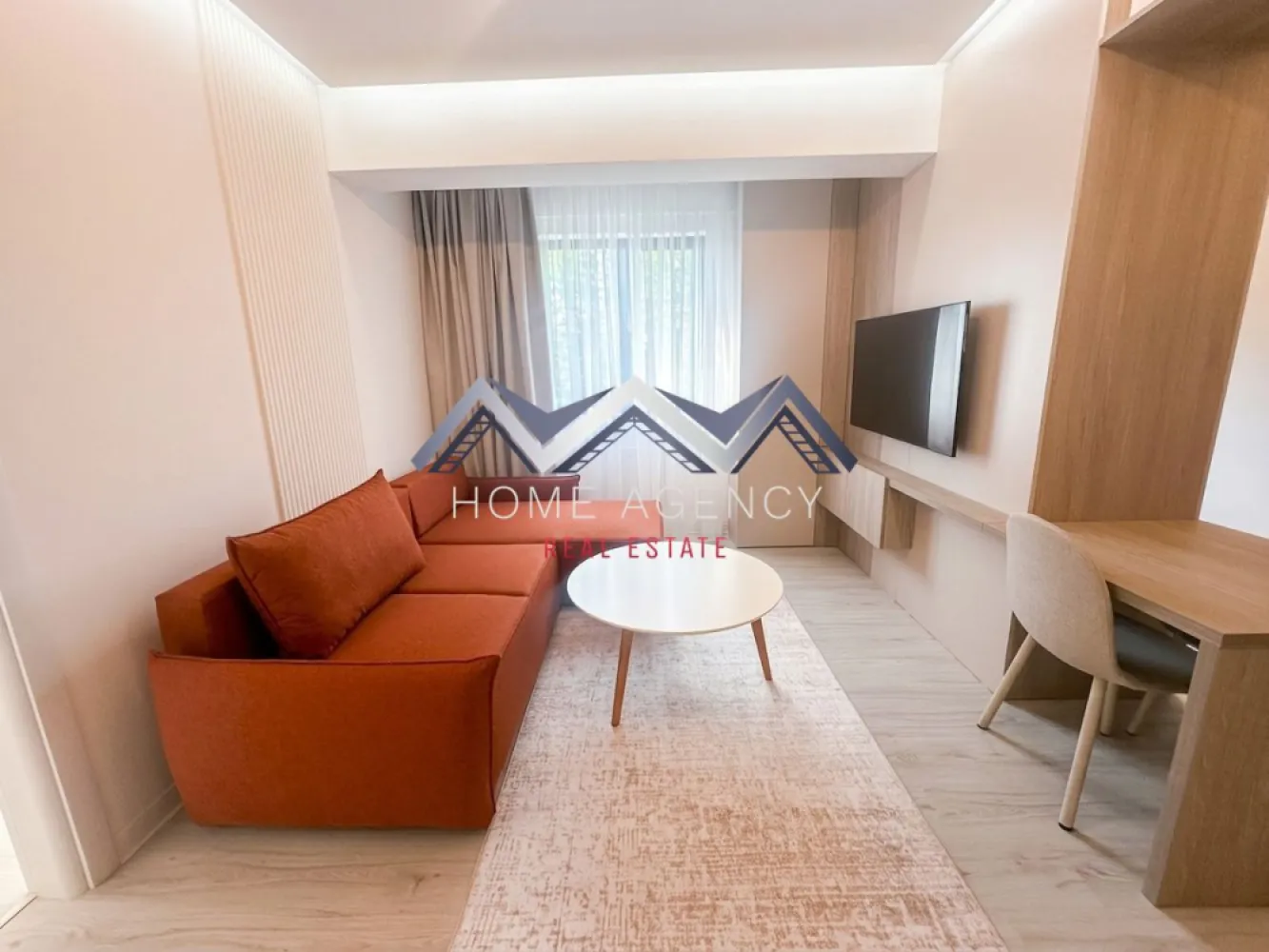 Prima închiriere | Apartament 2 camere | Parcare subterană inclusă - Vă propunem, spre închiriere, un apartament cu 2 camere, aflat la prima închiriere, situat într-o zonă centrală din Otopeni, ideală pentru persoanele care își doresc acces rapid către principalele puncte de interes din zona de Nord a Capitalei, păstrând în același timp confortul unei locuințe moderne și bine organizate.

Amenajat într-un stil contemporan, cu influențe minimaliste, apartamentul impresionează prin atmosfera luminoasă și echilibrată. Nuanțele calde, mobilierul realizat pe comandă și compartimentarea eficientă creează un spațiu elegant și primitor, în care estetica și funcționalitatea se completează perfect.

Zona de living oferă un cadru confortabil pentru relaxare și socializare, iar bucătăria este complet mobilată și utilată cu electrocasnice moderne, inclusiv mașină de spălat vase. Dormitorul beneficiază de spații generoase de depozitare și de un design care pune accent pe confort și simplitate.

Întreaga locuință este la prima utilizare, fiind pregătită pentru viitorii chiriași cu mobilier și electrocasnice noi. Atenția acordată detaliilor, soluțiile inteligente de depozitare și amenajarea unitară conferă proprietății un caracter modern și rafinat.

Un avantaj important îl reprezintă locul de parcare subteran inclus, care oferă siguranță și confort, un beneficiu tot mai apreciat într-o zonă centrală.

Prin poziționare, design și nivelul dotărilor, această proprietate reprezintă alegerea ideală pentru cei care își doresc o locuință modernă, elegantă și ușor conectată la ritmul orașului.

Pentru mai multe informații și programarea unei vizionări, vă stăm cu plăcere la dispoziție.