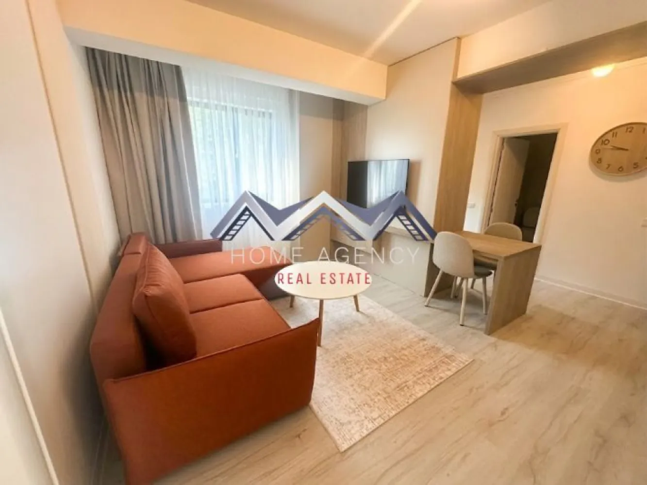 Prima închiriere | Apartament 2 camere | Parcare subterană inclusă - Vă propunem, spre închiriere, un apartament cu 2 camere, aflat la prima închiriere, situat într-o zonă centrală din Otopeni, ideală pentru persoanele care își doresc acces rapid către principalele puncte de interes din zona de Nord a Capitalei, păstrând în același timp confortul unei locuințe moderne și bine organizate.

Amenajat într-un stil contemporan, cu influențe minimaliste, apartamentul impresionează prin atmosfera luminoasă și echilibrată. Nuanțele calde, mobilierul realizat pe comandă și compartimentarea eficientă creează un spațiu elegant și primitor, în care estetica și funcționalitatea se completează perfect.

Zona de living oferă un cadru confortabil pentru relaxare și socializare, iar bucătăria este complet mobilată și utilată cu electrocasnice moderne, inclusiv mașină de spălat vase. Dormitorul beneficiază de spații generoase de depozitare și de un design care pune accent pe confort și simplitate.

Întreaga locuință este la prima utilizare, fiind pregătită pentru viitorii chiriași cu mobilier și electrocasnice noi. Atenția acordată detaliilor, soluțiile inteligente de depozitare și amenajarea unitară conferă proprietății un caracter modern și rafinat.

Un avantaj important îl reprezintă locul de parcare subteran inclus, care oferă siguranță și confort, un beneficiu tot mai apreciat într-o zonă centrală.

Prin poziționare, design și nivelul dotărilor, această proprietate reprezintă alegerea ideală pentru cei care își doresc o locuință modernă, elegantă și ușor conectată la ritmul orașului.

Pentru mai multe informații și programarea unei vizionări, vă stăm cu plăcere la dispoziție.