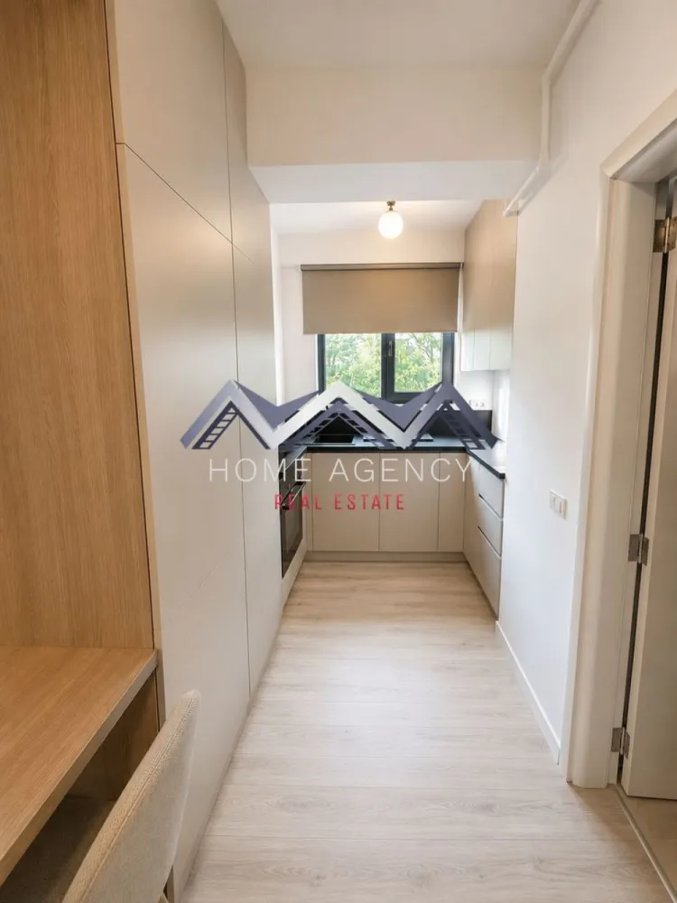 Prima închiriere | Apartament 2 camere | Parcare subterană inclusă - Vă propunem, spre închiriere, un apartament cu 2 camere, aflat la prima închiriere, situat într-o zonă centrală din Otopeni, ideală pentru persoanele care își doresc acces rapid către principalele puncte de interes din zona de Nord a Capitalei, păstrând în același timp confortul unei locuințe moderne și bine organizate.

Amenajat într-un stil contemporan, cu influențe minimaliste, apartamentul impresionează prin atmosfera luminoasă și echilibrată. Nuanțele calde, mobilierul realizat pe comandă și compartimentarea eficientă creează un spațiu elegant și primitor, în care estetica și funcționalitatea se completează perfect.

Zona de living oferă un cadru confortabil pentru relaxare și socializare, iar bucătăria este complet mobilată și utilată cu electrocasnice moderne, inclusiv mașină de spălat vase. Dormitorul beneficiază de spații generoase de depozitare și de un design care pune accent pe confort și simplitate.

Întreaga locuință este la prima utilizare, fiind pregătită pentru viitorii chiriași cu mobilier și electrocasnice noi. Atenția acordată detaliilor, soluțiile inteligente de depozitare și amenajarea unitară conferă proprietății un caracter modern și rafinat.

Un avantaj important îl reprezintă locul de parcare subteran inclus, care oferă siguranță și confort, un beneficiu tot mai apreciat într-o zonă centrală.

Prin poziționare, design și nivelul dotărilor, această proprietate reprezintă alegerea ideală pentru cei care își doresc o locuință modernă, elegantă și ușor conectată la ritmul orașului.

Pentru mai multe informații și programarea unei vizionări, vă stăm cu plăcere la dispoziție.