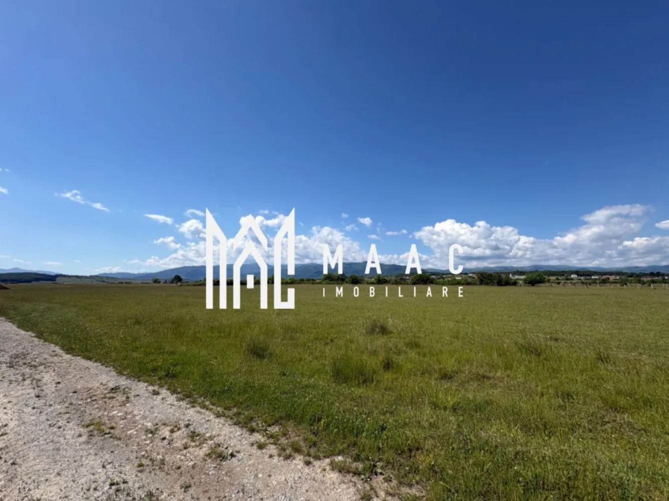 Teren extravilan I Calea Cisnădiei I Zona Aerodrom - MAAC Imibiliare va propune spre vânzare un teren, o oportunitate excelentă de investiție într-una dintre cele mai dinamice zone aflate în dezvoltare din apropierea municipiului Sibiu, pe Calea Cisnădiei, în zona Aerodromului.

✔ Suprafață cu formă dreptunghiulară, ideală pentru parcelare sau dezvoltare viitoare
✔ Deschidere generoasă de aproximativ 48 m la drum
✔ Teren perfect plan (înclinație 0%), fără costuri suplimentare pentru nivelare
✔ Situat la aproximativ 800 m de DJ106D
✔ Necesită elaborarea unui PUZ pentru dezvoltare
✔ În vecinătate se află Aerodromul, zona Backyard, sală de evenimente și numeroase dezvoltări rezidențiale și comerciale

Un avantaj deosebit al proprietății îl reprezintă apropierea de Parcul Șopa, aflat în spatele terenului, unde se găsește un traseu de biciclete de aproximativ 20 km, oferind acces rapid la activități recreative și un cadru natural atractiv.

Zona beneficiază de o dezvoltare accelerată și prezintă un potențial ridicat de creștere a valorii în următorii ani, fiind potrivită atât pentru investiție pe termen lung, cât și pentru proiecte viitoare de dezvoltare.

Avantaje principale:

* Calea Cisnădiei – zonă în plină expansiune
* Deschidere 48 m
* Teren dreptunghiular
* Fără diferențe de nivel
* Aproape de DJ106D
* Lângă puncte de interes și zone de agrement
* Potențial ridicat de dezvoltare

Pentru mai multe detalii precizati ca ați văzut anunțul cu ID CP3159247