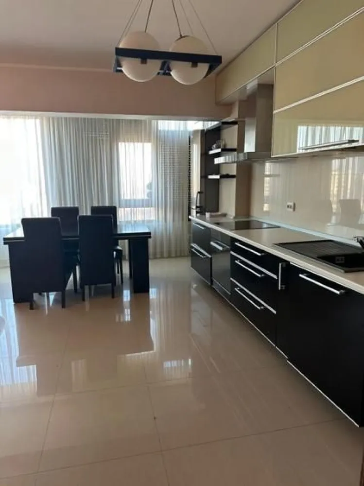 De inchiriat apartament 2 camere, 70 mp, T-uri, strada Tecuci - Se oferă spre închiriere un apartament modern cu 2 camere decomandate, situat într-o zonă foarte apreciată a municipiului Galați, în apropierea Complexului Central Park, zona IC Frimu – Lidl (T-uri).

Locuința este complet mobilată și utilată, fiind pregătită pentru mutare imediată. Compartimentarea este practică și oferă un spațiu generos și confortabil, fiind alcătuită din living cu bucătărie open space, dormitor, dressing, baie și hol.
Apartamentul este situat într-un complex rezidențial modern, care beneficiază de:
lift;
acces securizat;
sistem de supraveghere video;
vecinătate liniștită și îngrijită;
parc amenajat chiar lângă imobil.

Amplasarea oferă acces rapid către Lidl, Kaufland, mijloace de transport în comun, școli, grădinițe, farmacii, restaurante și alte facilități urbane.
Proprietatea este ideală pentru o persoană sau un cuplu care își dorește o locuință modernă, într-o zonă bine cotată și cu acces facil către principalele puncte de interes ale orașului.

Preț chirie: 450 euro/lună.
Garanție returnabilă: 450 euro.
La semnarea contractului de închiriere se achită prima lună de chirie, garanția și comisionul agenției imobiliare.

Pentru informații suplimentare și programarea unei vizionări:
Marilena – MAG INVEST
Telefon: 0741 030 291