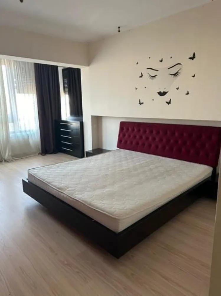 De inchiriat apartament 2 camere, 70 mp, T-uri, strada Tecuci - Se oferă spre închiriere un apartament modern cu 2 camere decomandate, situat într-o zonă foarte apreciată a municipiului Galați, în apropierea Complexului Central Park, zona IC Frimu – Lidl (T-uri).

Locuința este complet mobilată și utilată, fiind pregătită pentru mutare imediată. Compartimentarea este practică și oferă un spațiu generos și confortabil, fiind alcătuită din living cu bucătărie open space, dormitor, dressing, baie și hol.
Apartamentul este situat într-un complex rezidențial modern, care beneficiază de:
lift;
acces securizat;
sistem de supraveghere video;
vecinătate liniștită și îngrijită;
parc amenajat chiar lângă imobil.

Amplasarea oferă acces rapid către Lidl, Kaufland, mijloace de transport în comun, școli, grădinițe, farmacii, restaurante și alte facilități urbane.
Proprietatea este ideală pentru o persoană sau un cuplu care își dorește o locuință modernă, într-o zonă bine cotată și cu acces facil către principalele puncte de interes ale orașului.

Preț chirie: 450 euro/lună.
Garanție returnabilă: 450 euro.
La semnarea contractului de închiriere se achită prima lună de chirie, garanția și comisionul agenției imobiliare.

Pentru informații suplimentare și programarea unei vizionări:
Marilena – MAG INVEST
Telefon: 0741 030 291