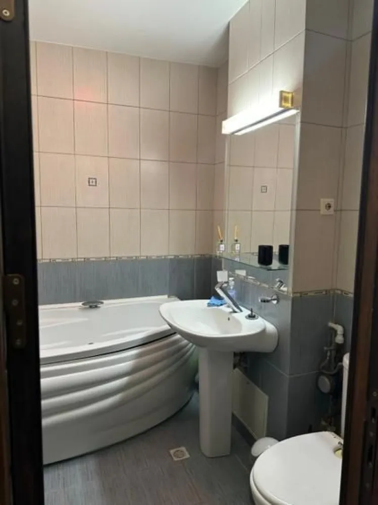 De inchiriat apartament 2 camere, 70 mp, T-uri, strada Tecuci - Se oferă spre închiriere un apartament modern cu 2 camere decomandate, situat într-o zonă foarte apreciată a municipiului Galați, în apropierea Complexului Central Park, zona IC Frimu – Lidl (T-uri).

Locuința este complet mobilată și utilată, fiind pregătită pentru mutare imediată. Compartimentarea este practică și oferă un spațiu generos și confortabil, fiind alcătuită din living cu bucătărie open space, dormitor, dressing, baie și hol.
Apartamentul este situat într-un complex rezidențial modern, care beneficiază de:
lift;
acces securizat;
sistem de supraveghere video;
vecinătate liniștită și îngrijită;
parc amenajat chiar lângă imobil.

Amplasarea oferă acces rapid către Lidl, Kaufland, mijloace de transport în comun, școli, grădinițe, farmacii, restaurante și alte facilități urbane.
Proprietatea este ideală pentru o persoană sau un cuplu care își dorește o locuință modernă, într-o zonă bine cotată și cu acces facil către principalele puncte de interes ale orașului.

Preț chirie: 450 euro/lună.
Garanție returnabilă: 450 euro.
La semnarea contractului de închiriere se achită prima lună de chirie, garanția și comisionul agenției imobiliare.

Pentru informații suplimentare și programarea unei vizionări:
Marilena – MAG INVEST
Telefon: 0741 030 291
