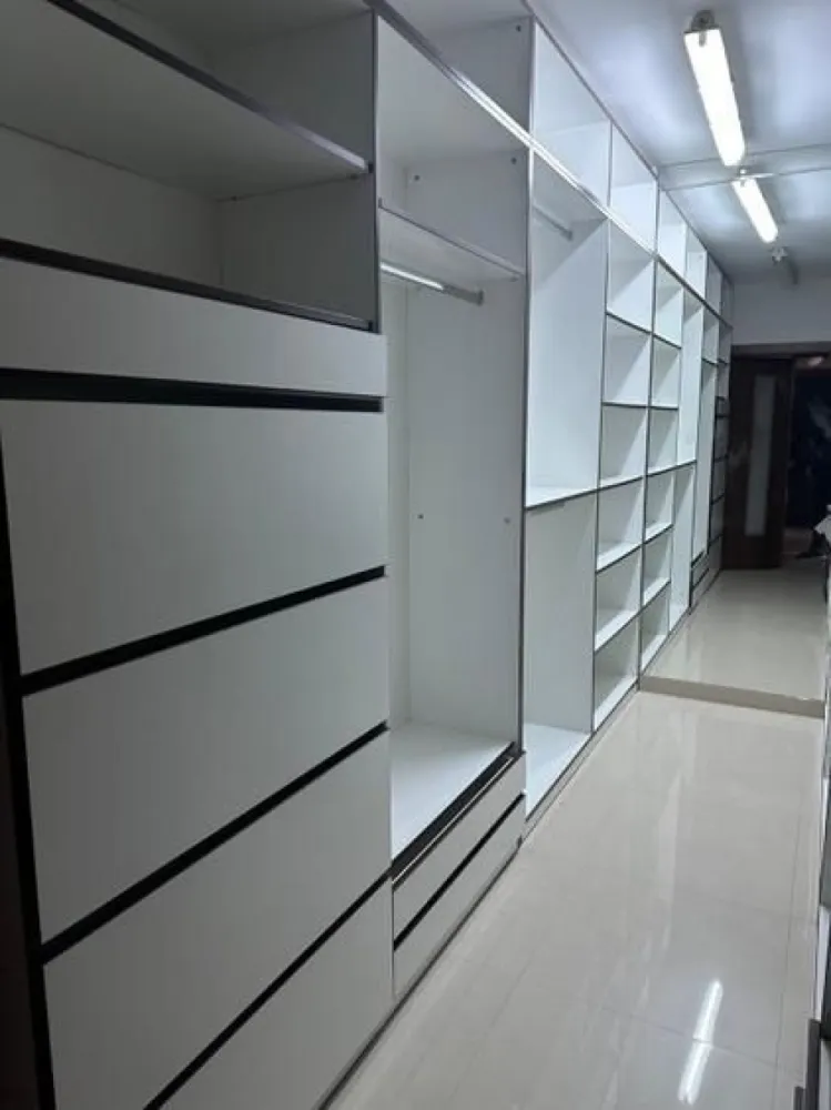 De inchiriat apartament 2 camere, 70 mp, T-uri, strada Tecuci - Se oferă spre închiriere un apartament modern cu 2 camere decomandate, situat într-o zonă foarte apreciată a municipiului Galați, în apropierea Complexului Central Park, zona IC Frimu – Lidl (T-uri).

Locuința este complet mobilată și utilată, fiind pregătită pentru mutare imediată. Compartimentarea este practică și oferă un spațiu generos și confortabil, fiind alcătuită din living cu bucătărie open space, dormitor, dressing, baie și hol.
Apartamentul este situat într-un complex rezidențial modern, care beneficiază de:
lift;
acces securizat;
sistem de supraveghere video;
vecinătate liniștită și îngrijită;
parc amenajat chiar lângă imobil.

Amplasarea oferă acces rapid către Lidl, Kaufland, mijloace de transport în comun, școli, grădinițe, farmacii, restaurante și alte facilități urbane.
Proprietatea este ideală pentru o persoană sau un cuplu care își dorește o locuință modernă, într-o zonă bine cotată și cu acces facil către principalele puncte de interes ale orașului.

Preț chirie: 450 euro/lună.
Garanție returnabilă: 450 euro.
La semnarea contractului de închiriere se achită prima lună de chirie, garanția și comisionul agenției imobiliare.

Pentru informații suplimentare și programarea unei vizionări:
Marilena – MAG INVEST
Telefon: 0741 030 291