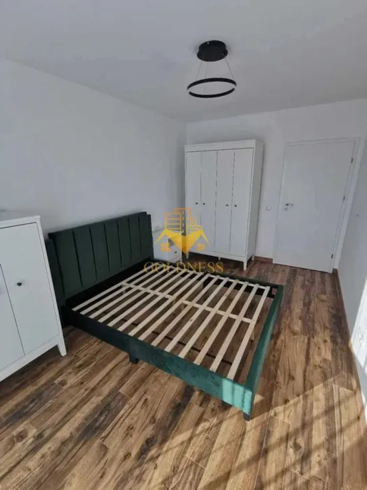 2 camere, modern, bloc nou, parcare, Zona Piata Marasti, The Office - Goldness Imobiliare vă propune spre închiriere un apartament modern și elegant, situat într-o zonă centrală și bine conectată, ideal pentru un stil de viață urban.

✨ Detalii proprietate:
 • Dormitor spațios, amenajat cu pat matrimonial, noptiere și dulap generos pentru depozitare.
 • Living open-space sofisticat, dotat cu canapea extensibilă, loc de luat masa și mobilier de calitate.
 • Bucătărie complet echipată, cu electrocasnice premium: plită prin inducție, cuptor electric, hotă, mașină de spălat vase și aer condiționat.
 • Baie modernă, dotată cu cabină de duș walk-in, oglindă și spațiu generos pentru depozitare.
 • Încălzire în pardoseală cu centrală termică proprie pentru confort maxim.
 • Orientare sudică, oferind luminozitate naturală pe tot parcursul zilei.
 • Terasă de 12 mp, perfectă pentru momente de relaxare.
 • Parcare subterană inclusa in pret.

📌 Suprafață utilă: 55 mp
🔹 Comision intermediere: 50%

📞 Pentru mai multe detalii și o vizionare, nu ezitați să ne contactați!