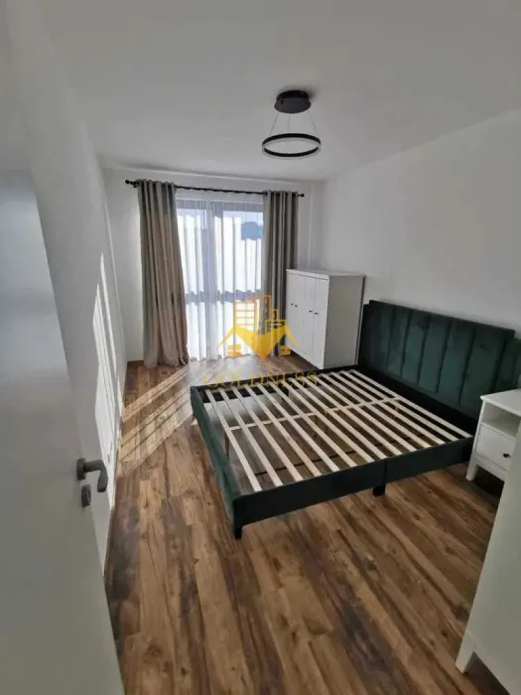 2 camere, modern, bloc nou, parcare, Zona Piata Marasti, The Office - Goldness Imobiliare vă propune spre închiriere un apartament modern și elegant, situat într-o zonă centrală și bine conectată, ideal pentru un stil de viață urban.

✨ Detalii proprietate:
 • Dormitor spațios, amenajat cu pat matrimonial, noptiere și dulap generos pentru depozitare.
 • Living open-space sofisticat, dotat cu canapea extensibilă, loc de luat masa și mobilier de calitate.
 • Bucătărie complet echipată, cu electrocasnice premium: plită prin inducție, cuptor electric, hotă, mașină de spălat vase și aer condiționat.
 • Baie modernă, dotată cu cabină de duș walk-in, oglindă și spațiu generos pentru depozitare.
 • Încălzire în pardoseală cu centrală termică proprie pentru confort maxim.
 • Orientare sudică, oferind luminozitate naturală pe tot parcursul zilei.
 • Terasă de 12 mp, perfectă pentru momente de relaxare.
 • Parcare subterană inclusa in pret.

📌 Suprafață utilă: 55 mp
🔹 Comision intermediere: 50%

📞 Pentru mai multe detalii și o vizionare, nu ezitați să ne contactați!