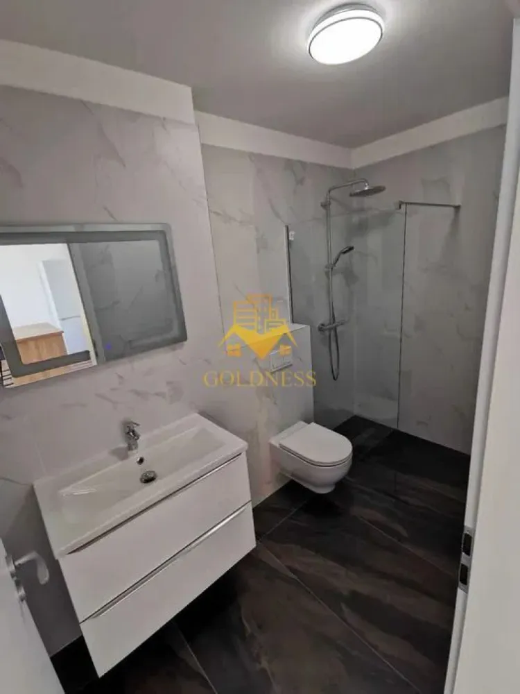 2 camere, modern, bloc nou, parcare, Zona Piata Marasti, The Office - Goldness Imobiliare vă propune spre închiriere un apartament modern și elegant, situat într-o zonă centrală și bine conectată, ideal pentru un stil de viață urban.

✨ Detalii proprietate:
 • Dormitor spațios, amenajat cu pat matrimonial, noptiere și dulap generos pentru depozitare.
 • Living open-space sofisticat, dotat cu canapea extensibilă, loc de luat masa și mobilier de calitate.
 • Bucătărie complet echipată, cu electrocasnice premium: plită prin inducție, cuptor electric, hotă, mașină de spălat vase și aer condiționat.
 • Baie modernă, dotată cu cabină de duș walk-in, oglindă și spațiu generos pentru depozitare.
 • Încălzire în pardoseală cu centrală termică proprie pentru confort maxim.
 • Orientare sudică, oferind luminozitate naturală pe tot parcursul zilei.
 • Terasă de 12 mp, perfectă pentru momente de relaxare.
 • Parcare subterană inclusa in pret.

📌 Suprafață utilă: 55 mp
🔹 Comision intermediere: 50%

📞 Pentru mai multe detalii și o vizionare, nu ezitați să ne contactați!